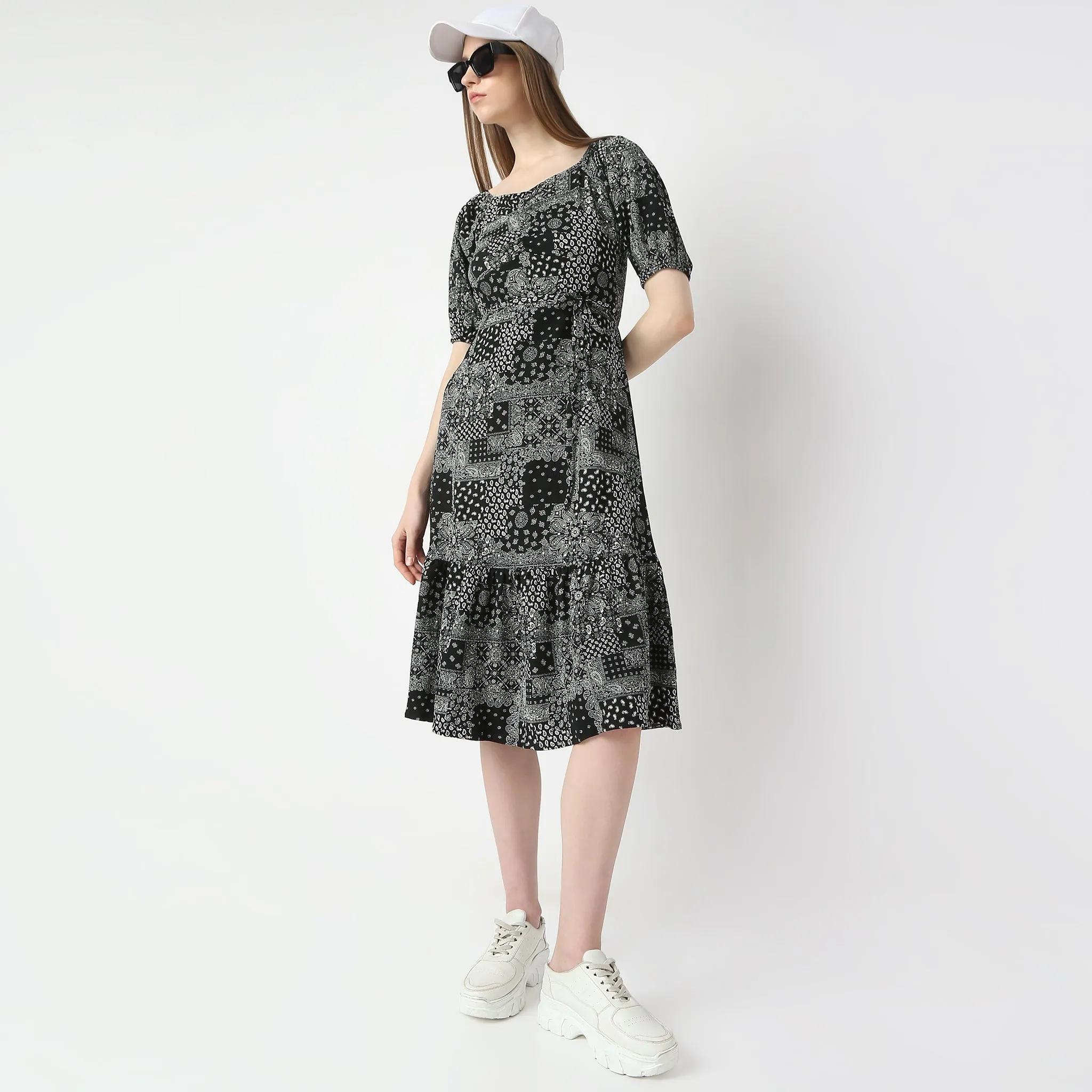 Flare Fit Printed Knee Length Sweet Heart Neck Olivia Short Sleeve Dress Seamless transition