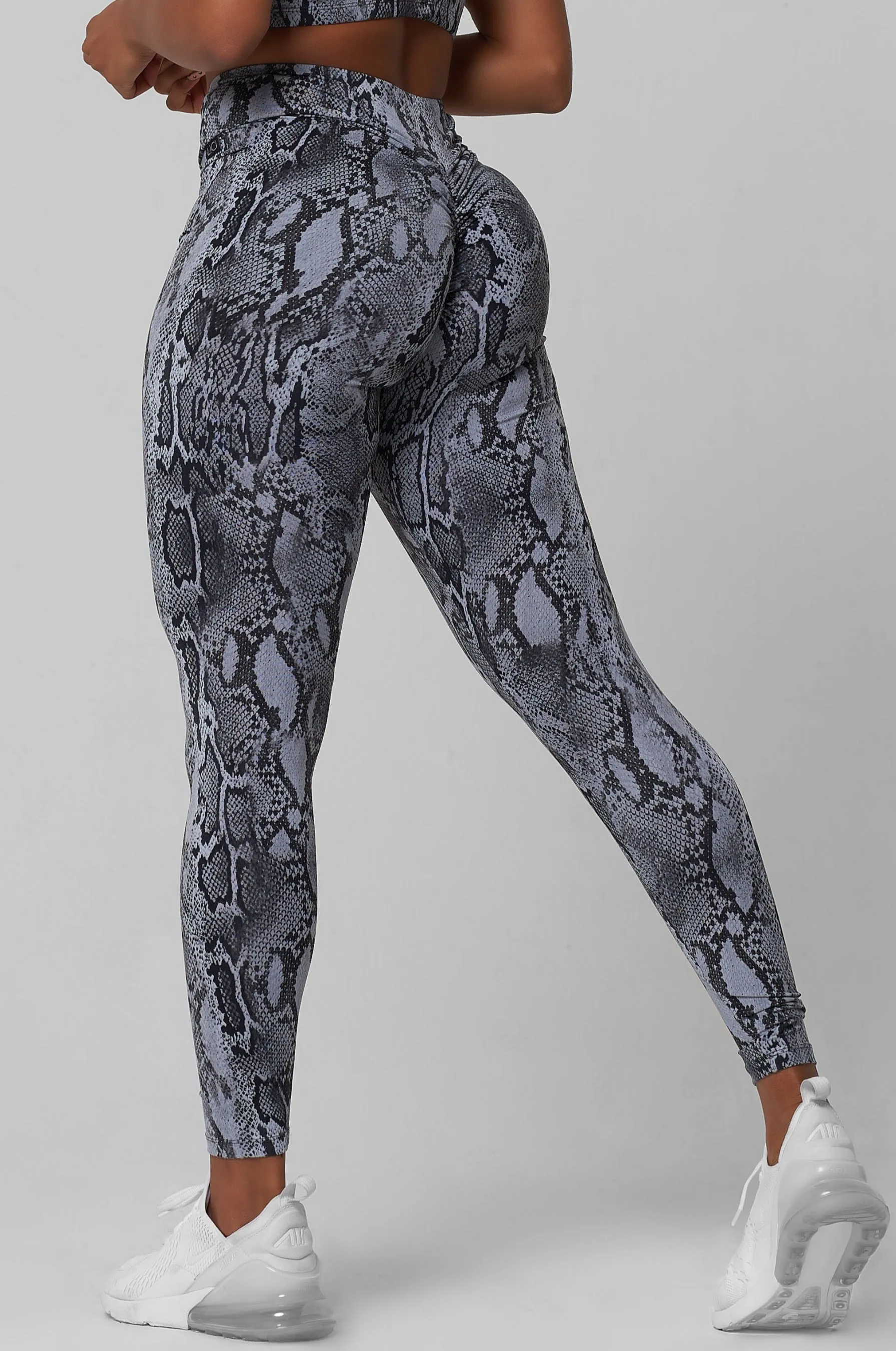 Photo Glam Grounded V-Cut Scrunch Legging