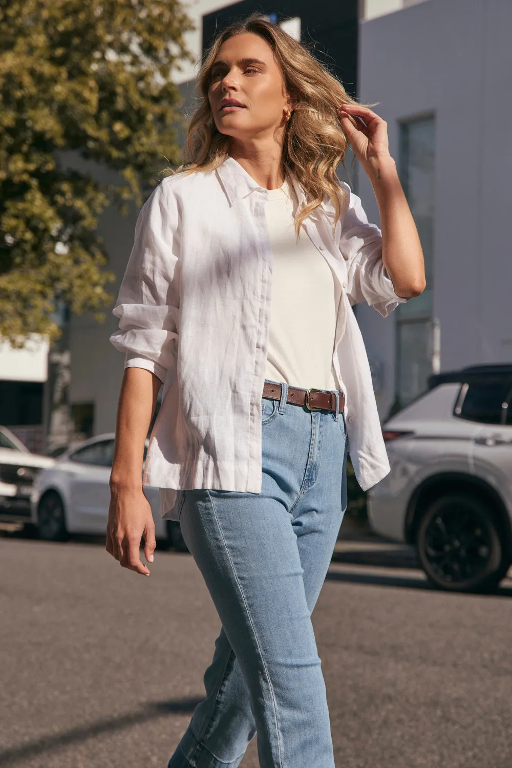 Easy Fit Athlete Fit Holiday Vibes Adrift Denim Cropped Straight Leg Jeans in Light Wash