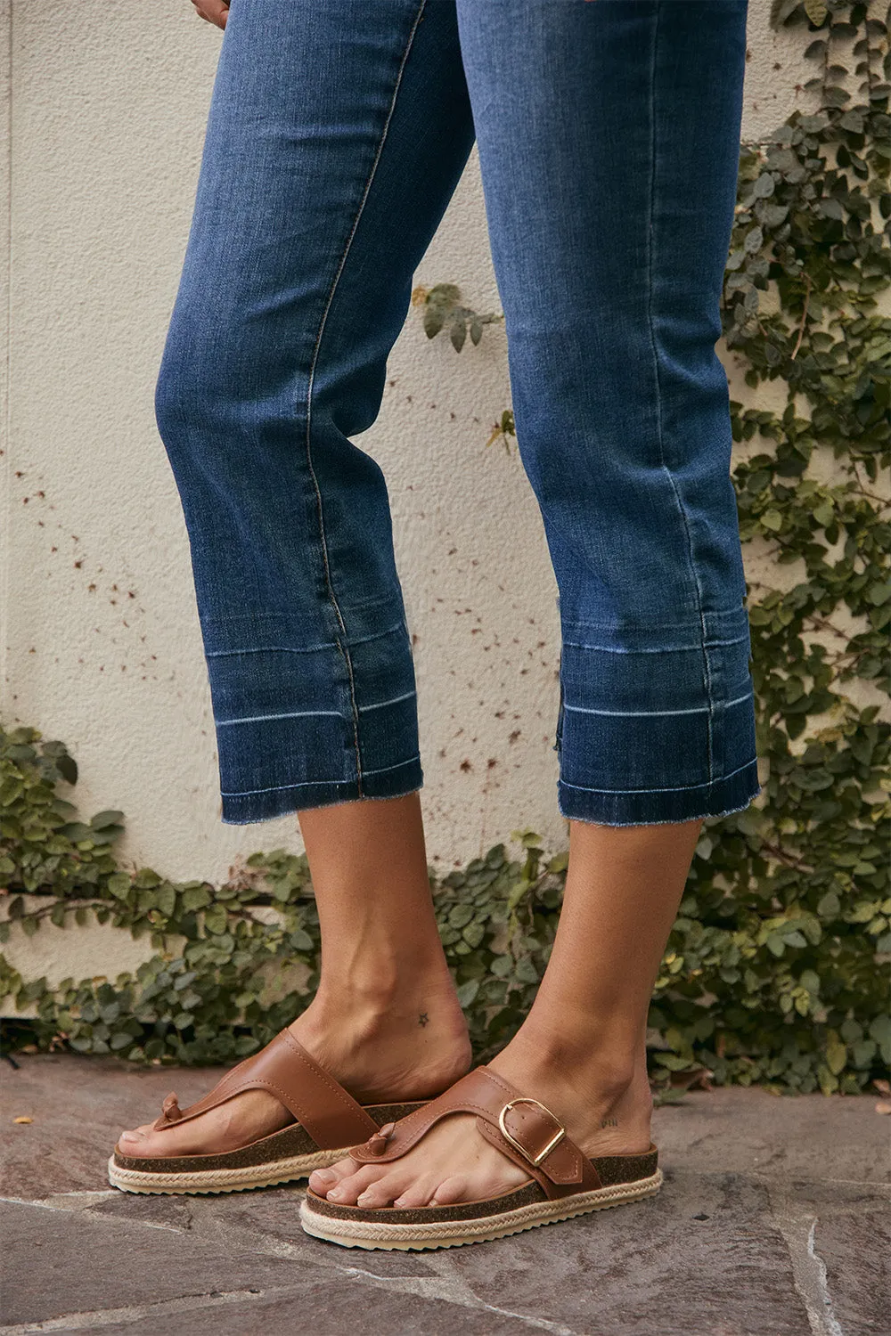 Relax Mode Adrift Denim Cropped Straight Leg Jeans in Mid Wash