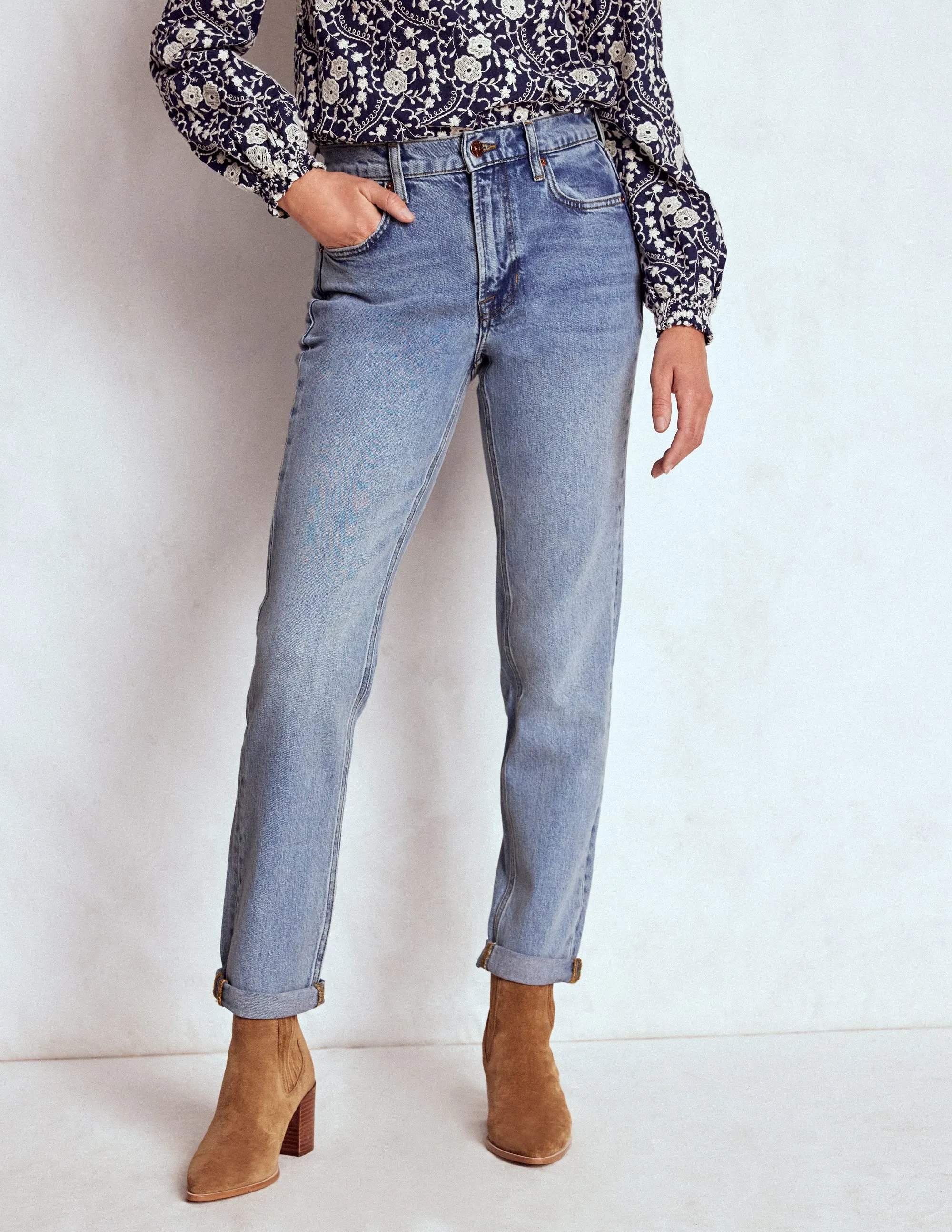 Girlfriend Jeans-Light Vintage Artist Vibe Travel Outfit