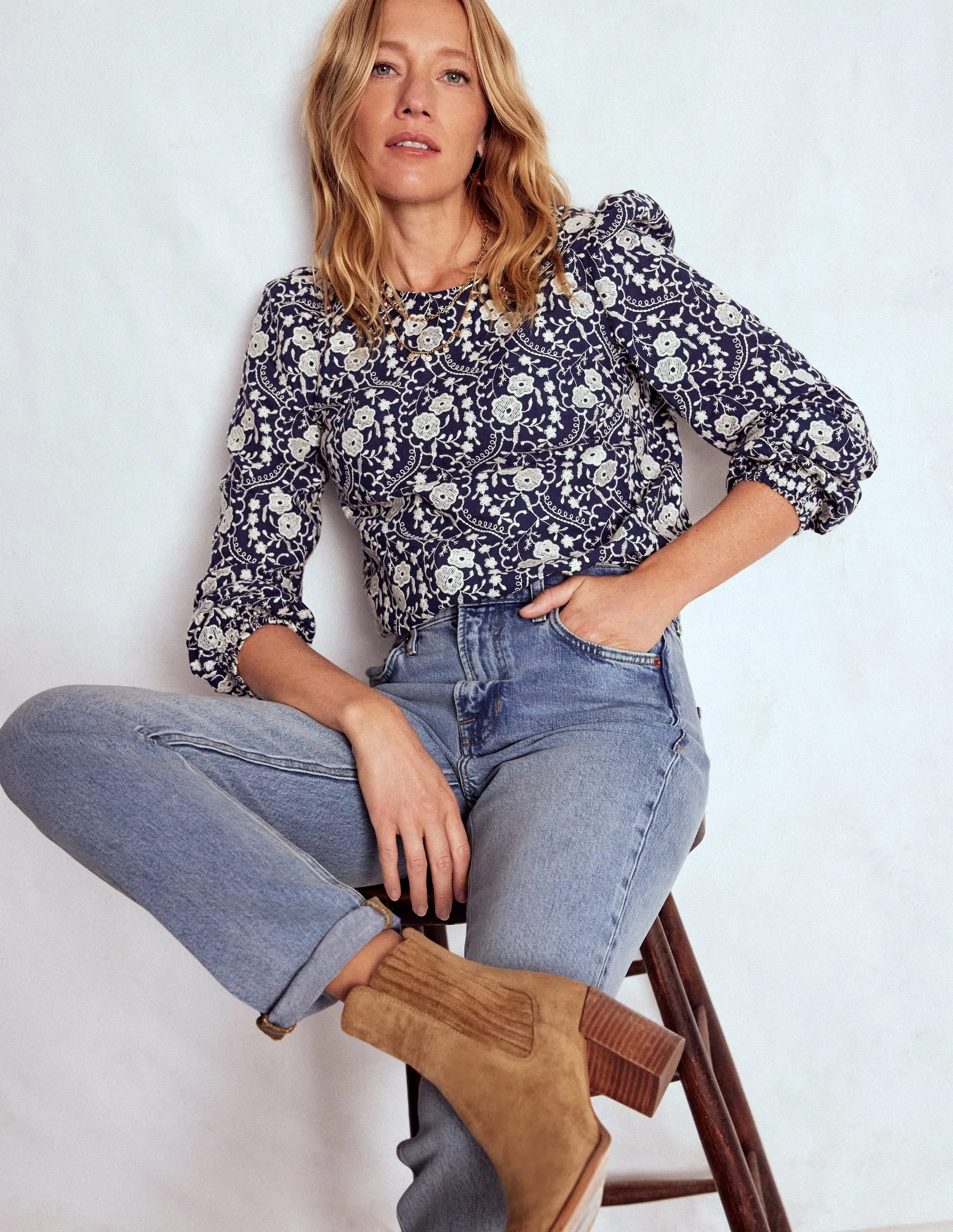 Weekend Getaway Trend Setter Party Look Sunny Vibes Couple Look Girlfriend Jeans-Light Vintage