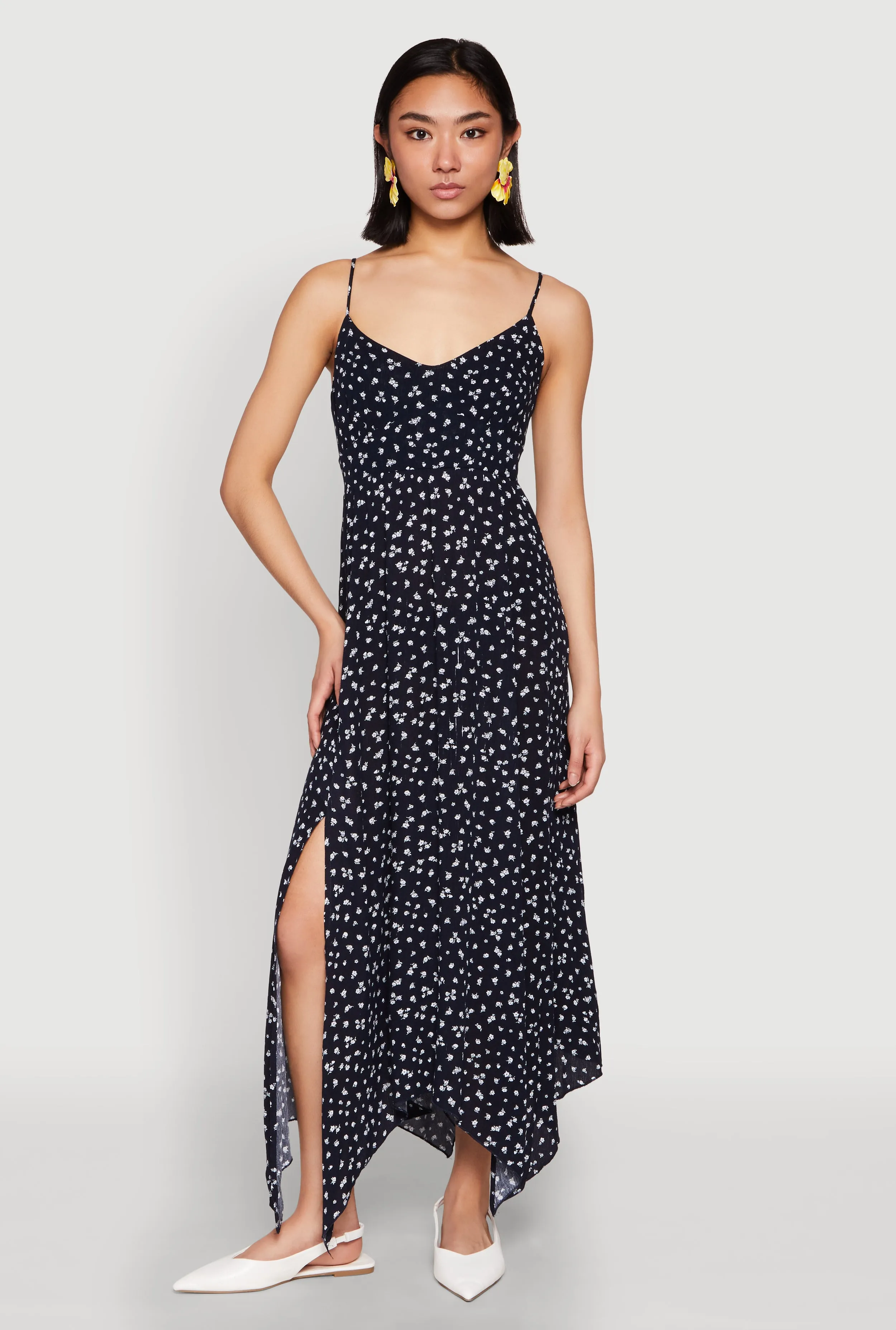 The elegant design of this maxi dress adds a refined touch to your wardrobe without being overly complicated Full-length elegant piece Floral Print Slit Hem Maxi Dress