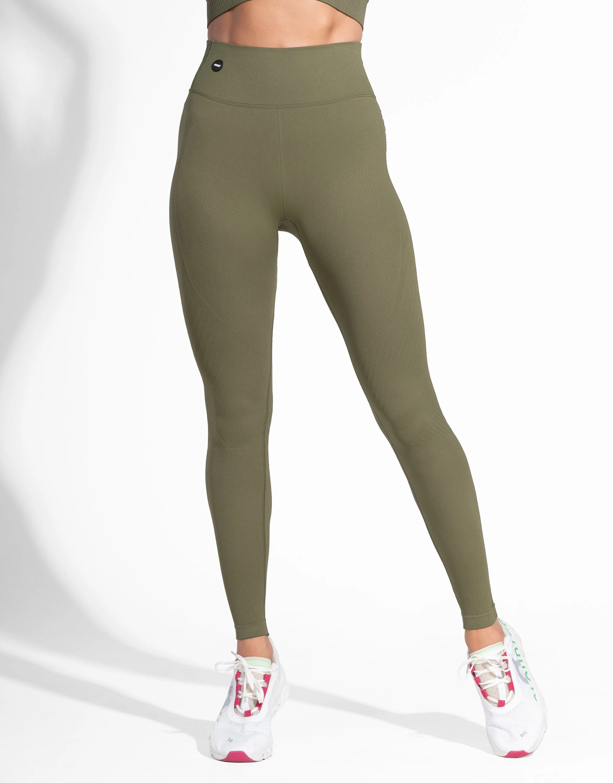 ADAPT MILITAR SEAMLESS Travel Outfit Trend Seeker City Walk Minimalist Style