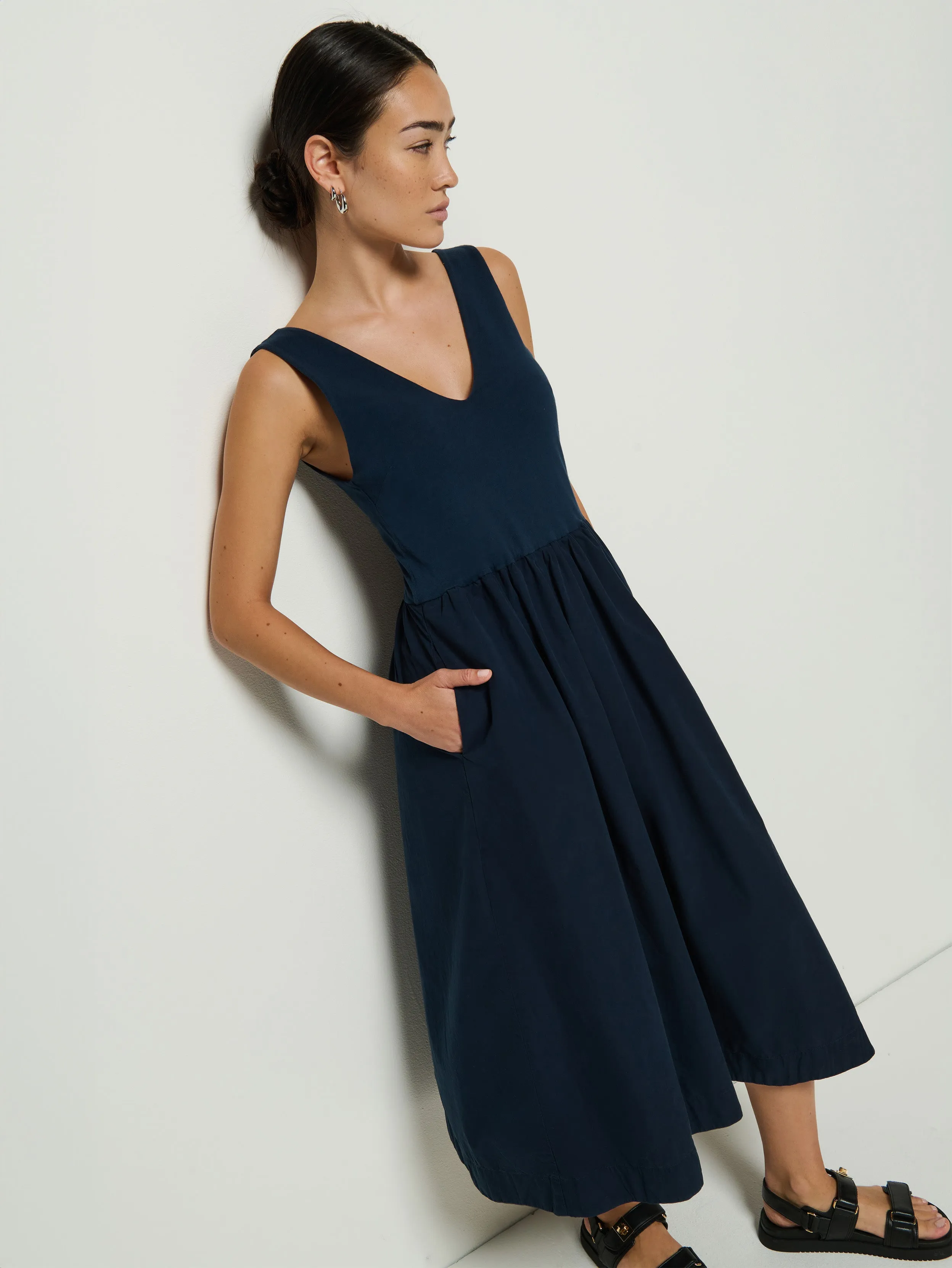 Daria V-Neck Midi Wide Glow