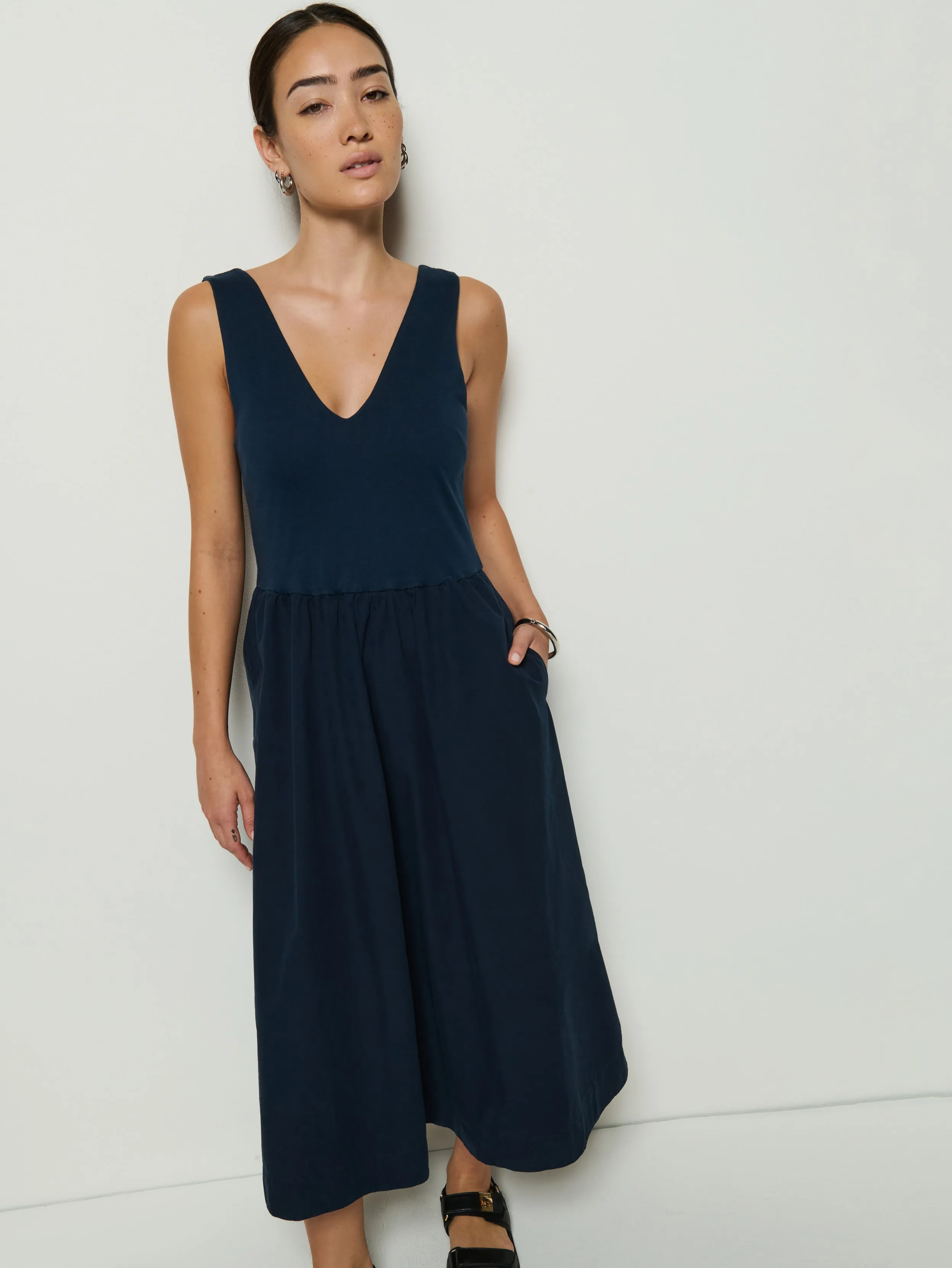 FourWayStretchClothing London Edge Daria V-Neck Midi