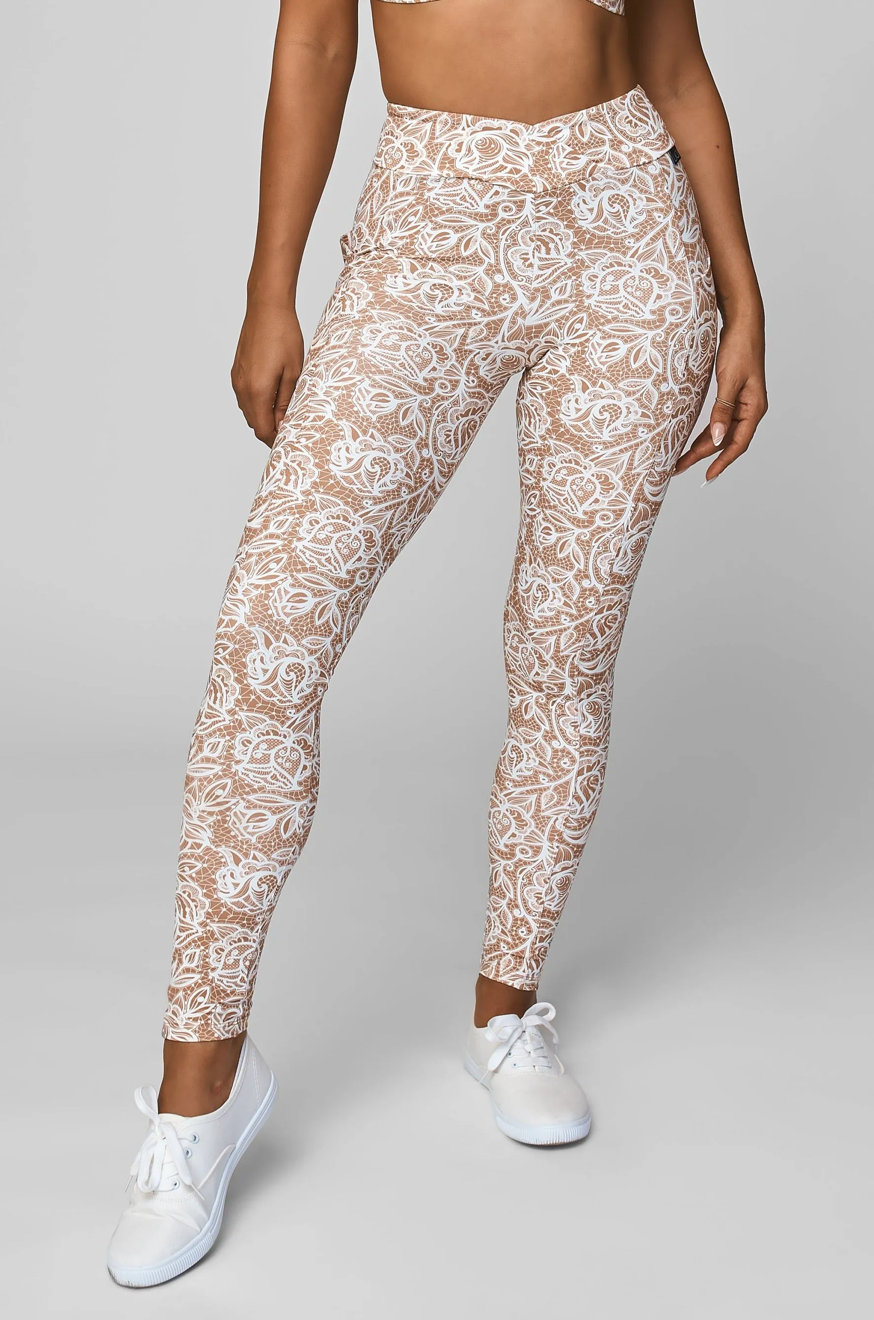 Train Ease Capri V-Cut Scrunch Legging