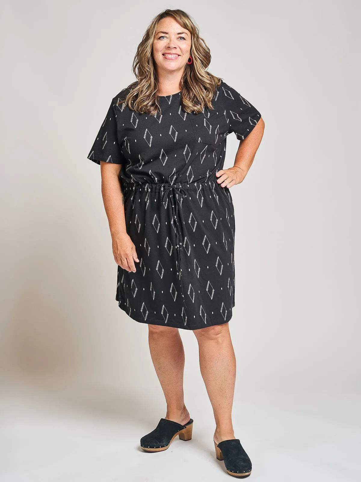 Abby Drawstring Plus Size Dress - Diamond Vine Black QuickReleaseFastenings
