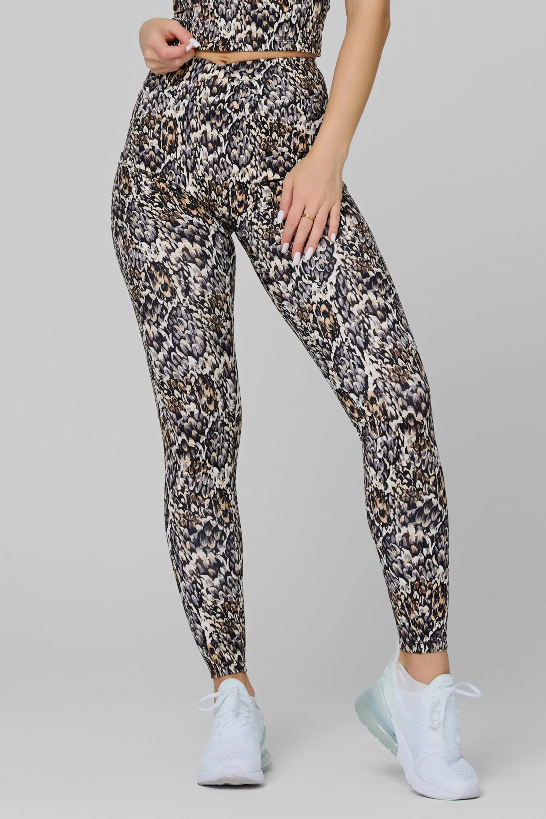 WindResistantWeave Thermal Insulation Layer Rise V-Cut Scrunch Legging