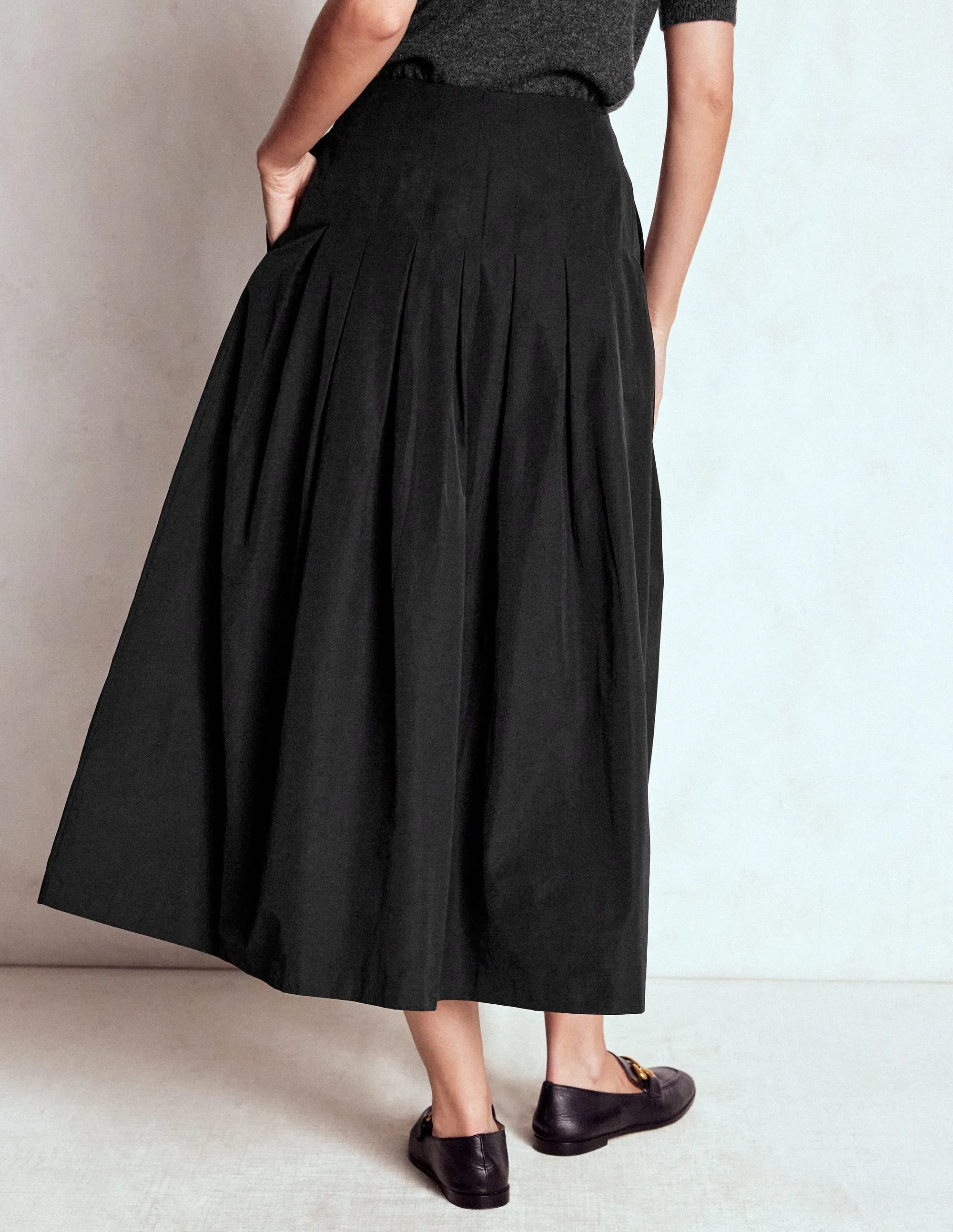Winter Staple Modern Look Valentina Taffeta Midi Skirt-Black