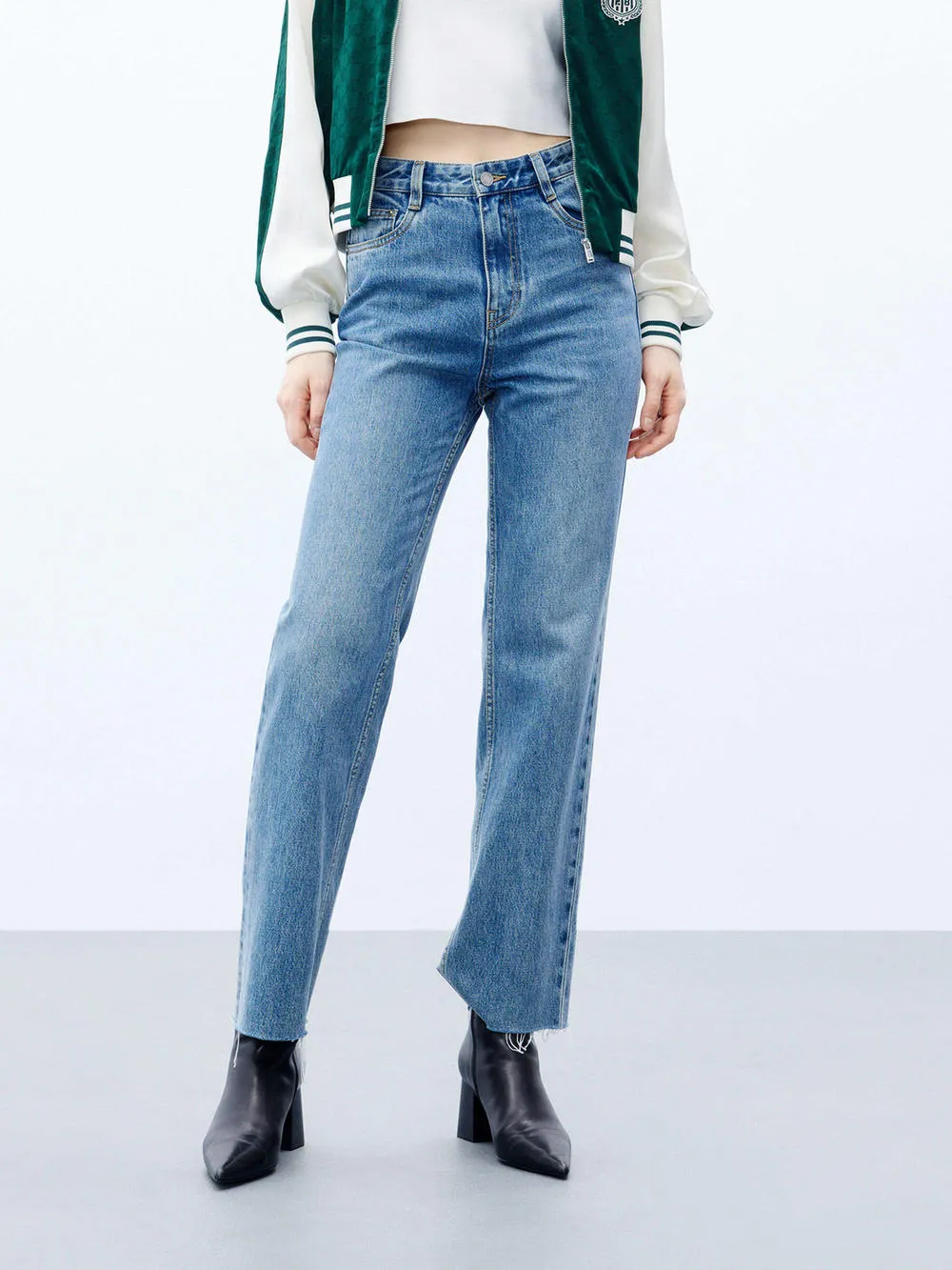 Light Fabric Relaxed Style Bold Straight Leg Ankle Jeans