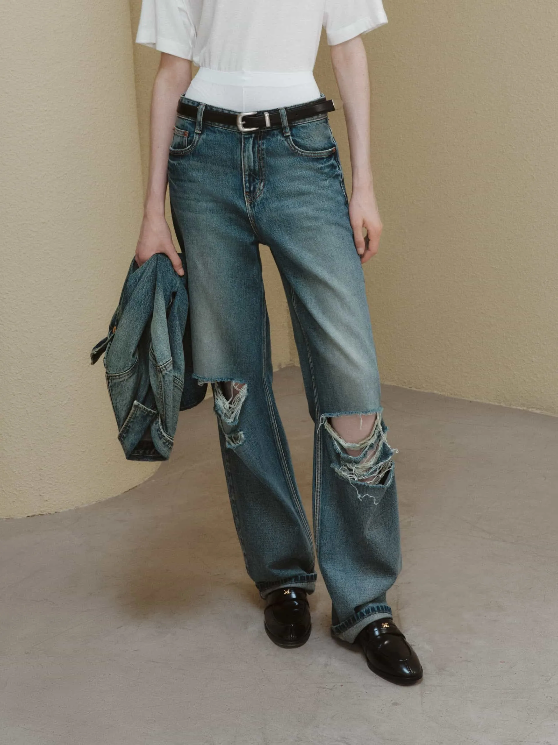 Picnic Style Creative Look Minimalist Style Ripped Detail Relaxed Jeans