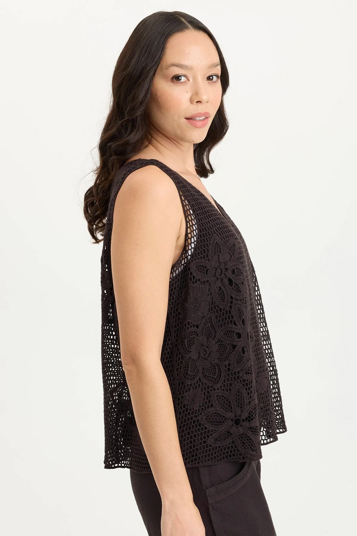NonRestrictiveSilhouette Sharp Cut Chariss Crochet V-Neck Tank Top