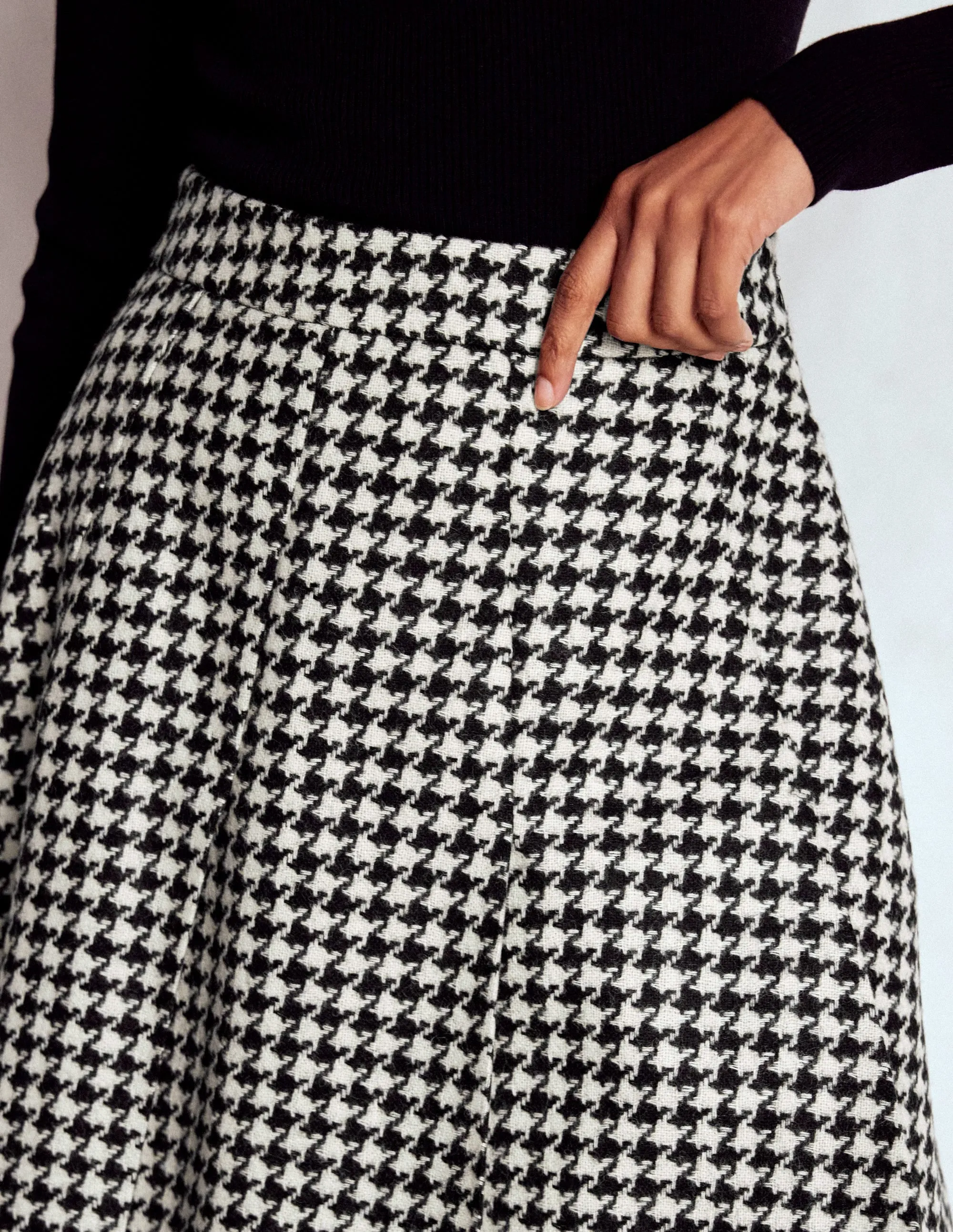 Flippy Wool Skirt-Black Dogstooth Subtle Details