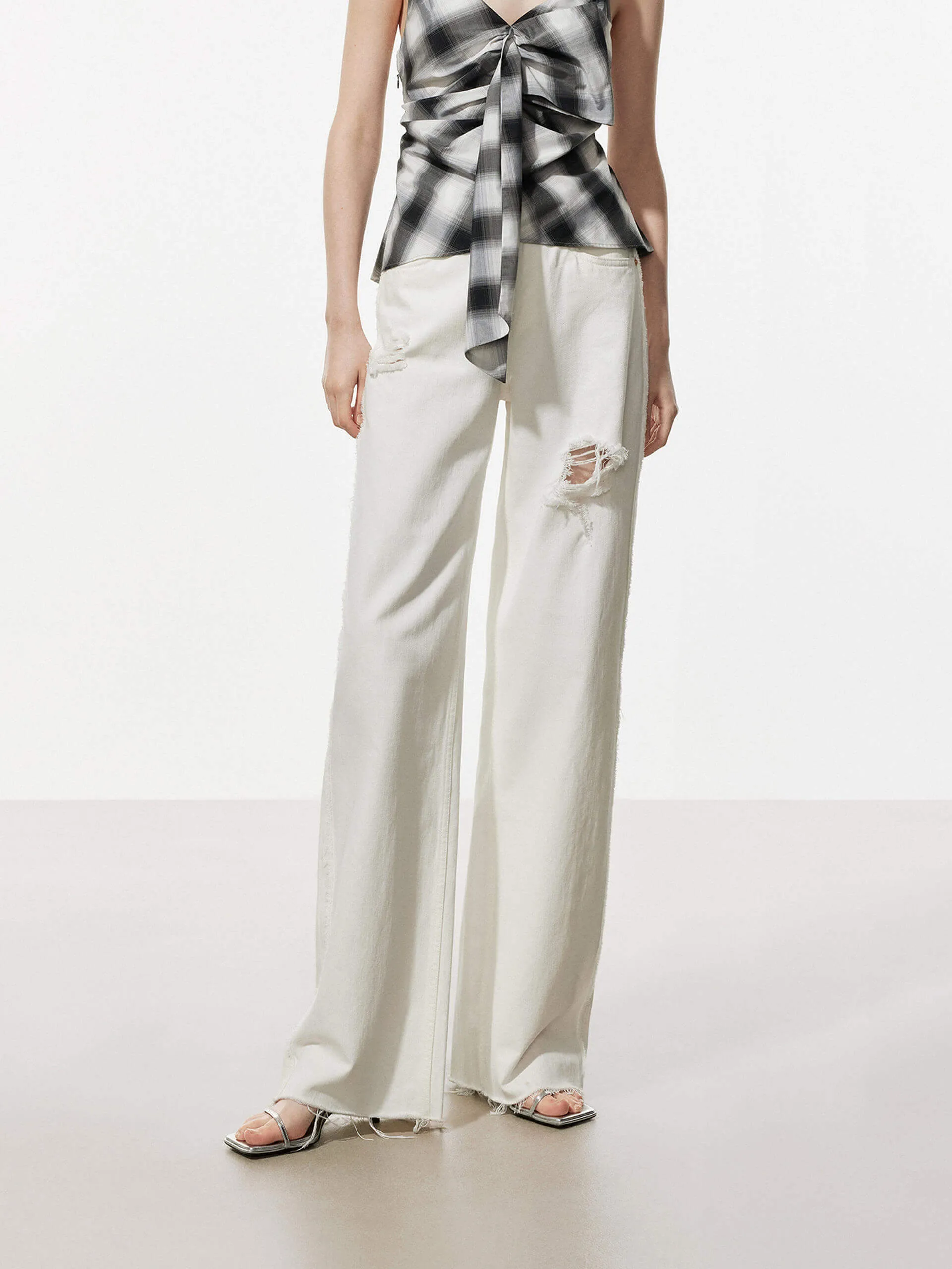 Seasonal piece Straight Leg Ripped Jeans