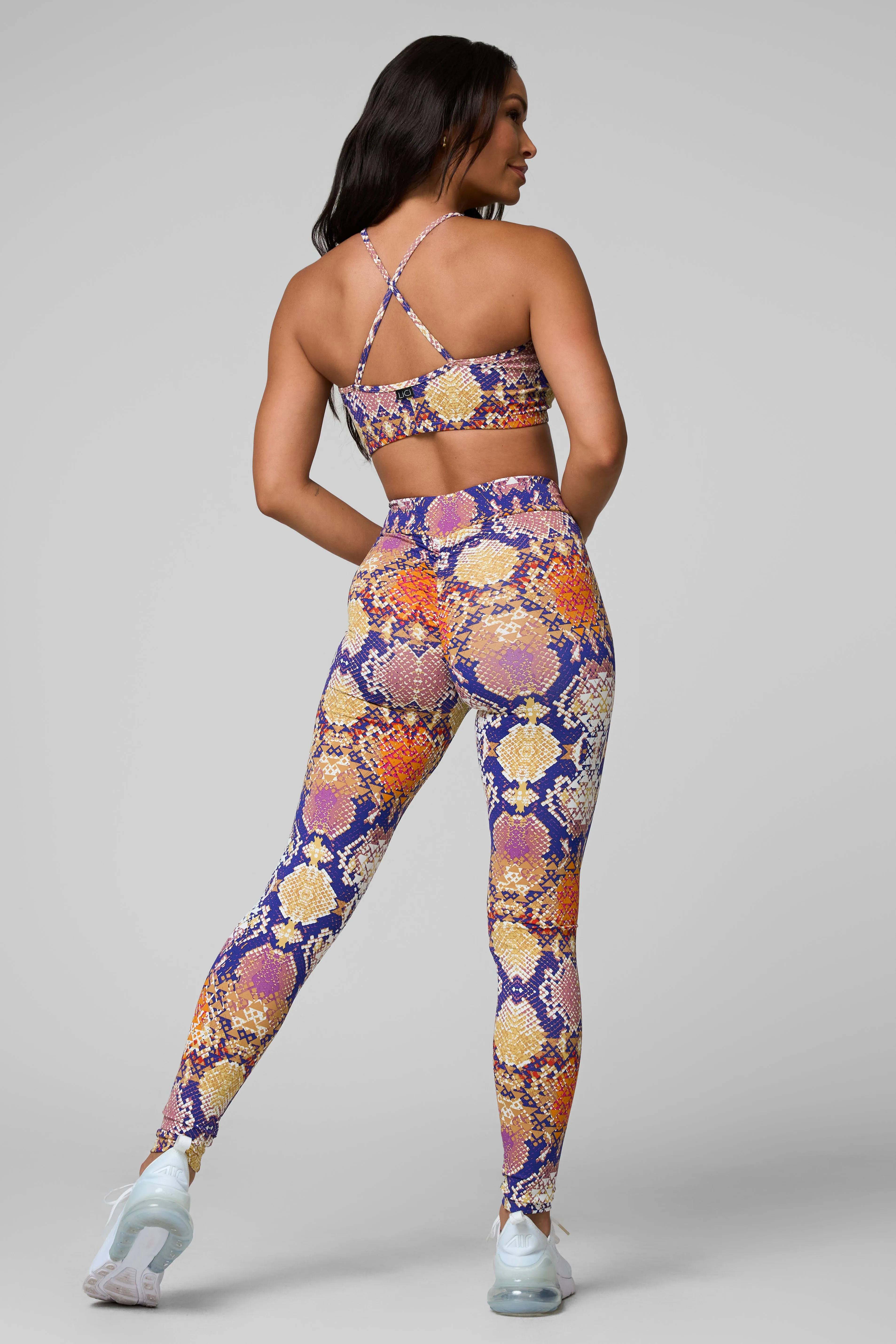 WearResistantHem Chakra V-Cut Scrunch Legging