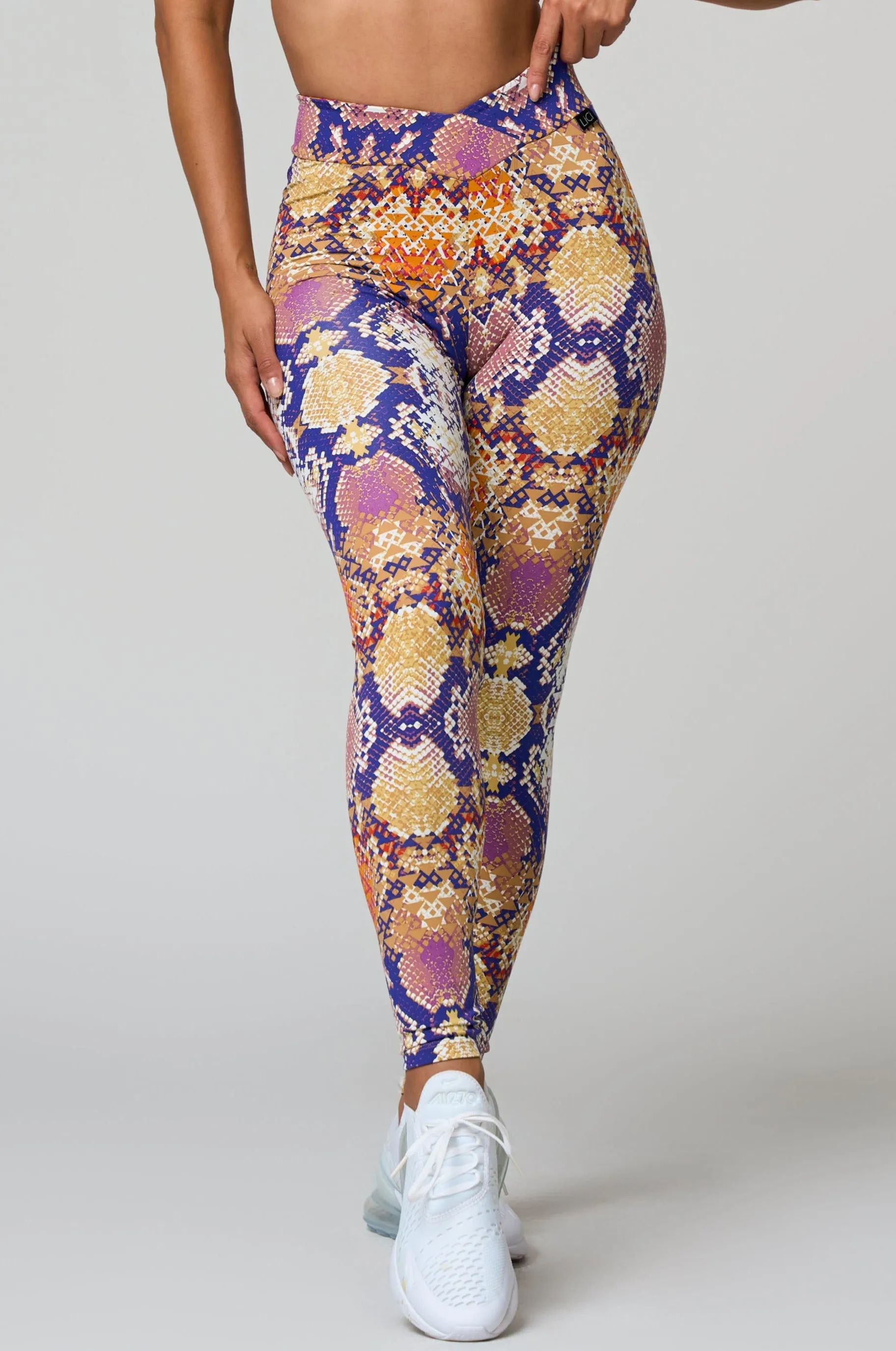 Chakra V-Cut Scrunch Legging Ship Glow StainResistant Fabric