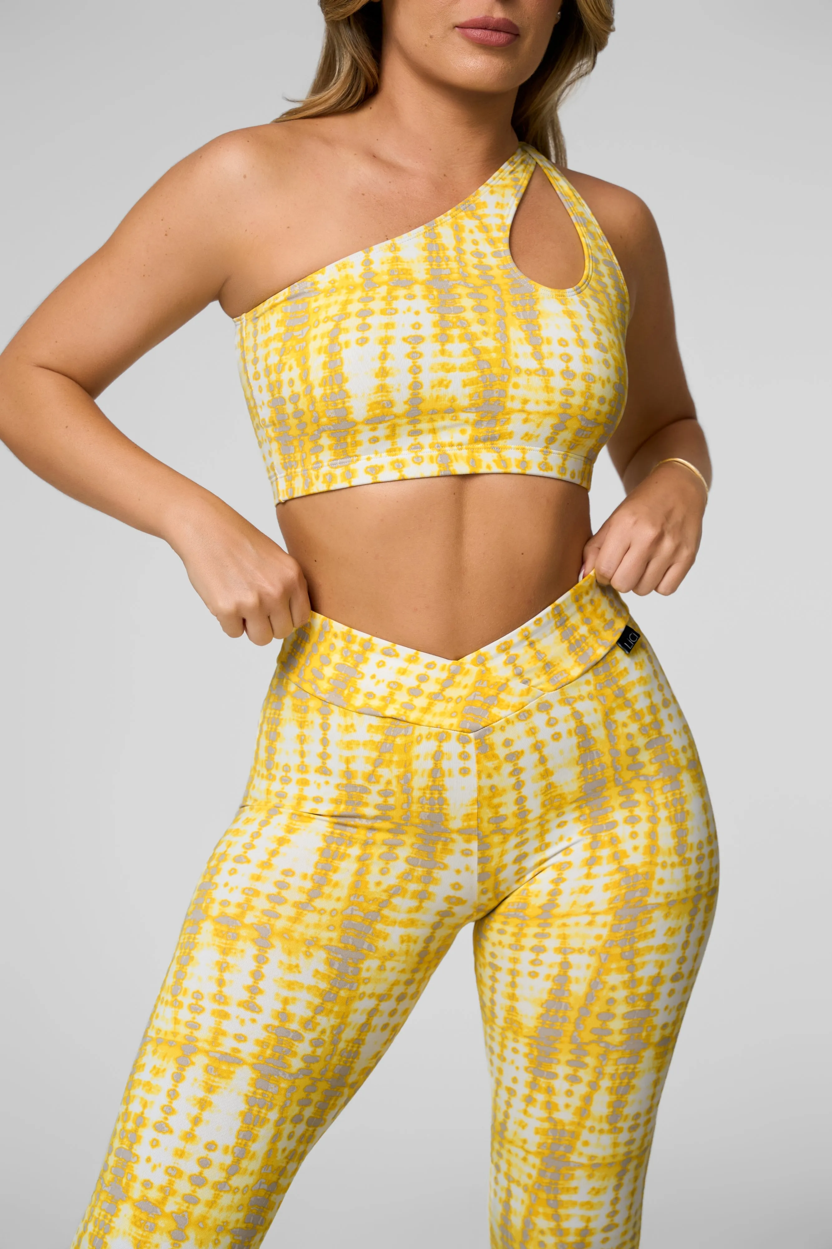 Thermal Insulation Comfort Fit Elevate V-Cut Scrunch Legging