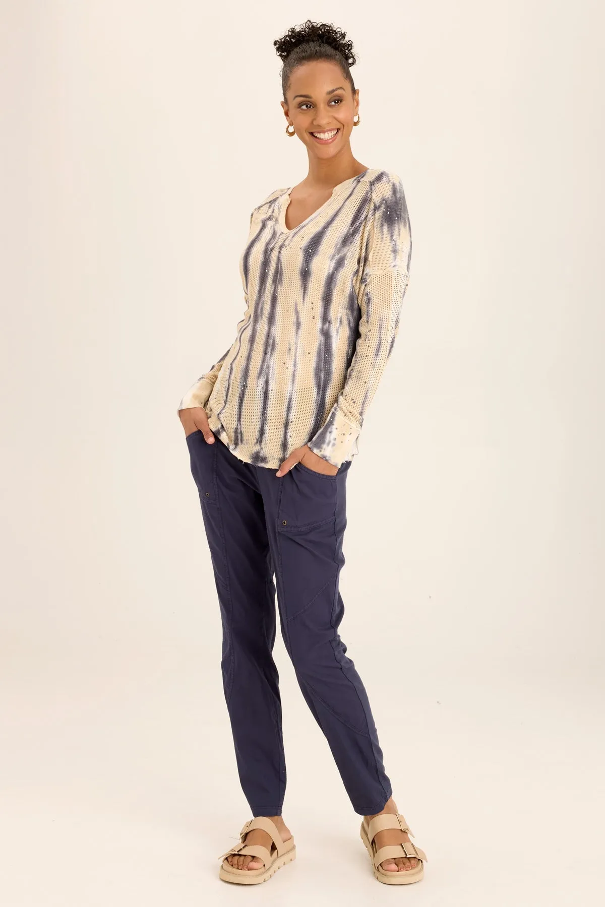Soft Core Mesh Glow Bullock Mesh V-Neck Pullover