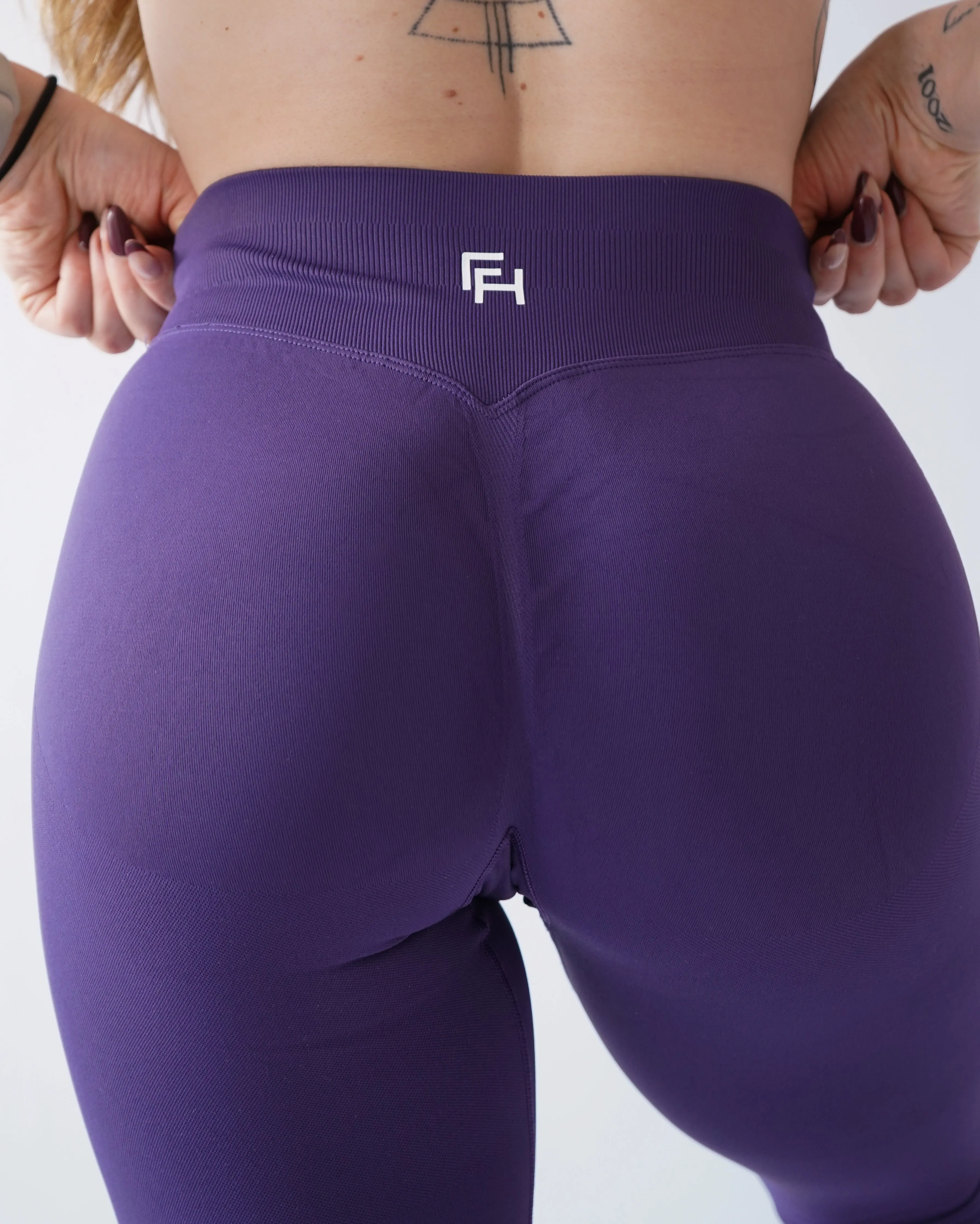 Weekend Outfit Petite Size Seamless Design Ascend Leggings 27" - Grape
