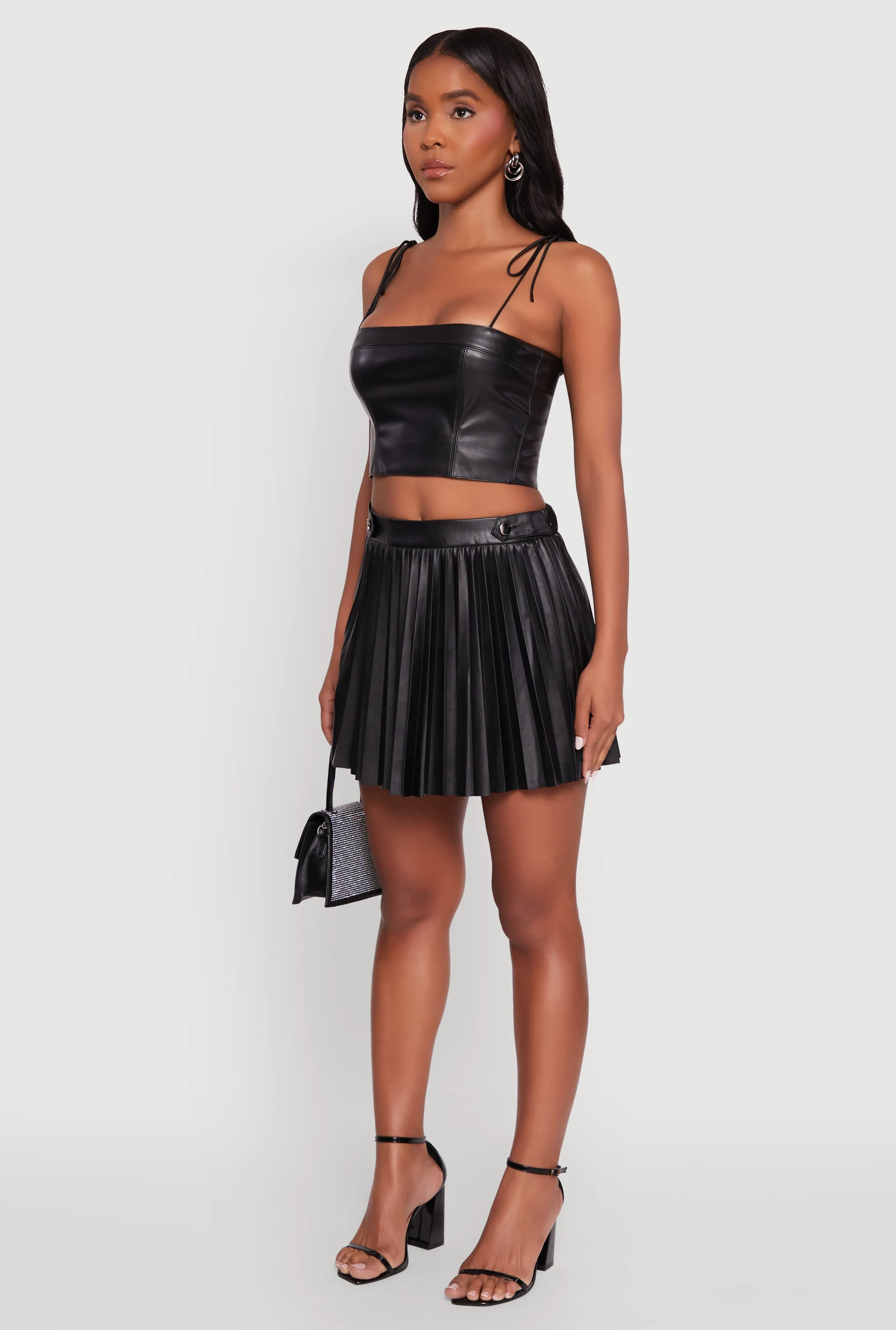 Outfit Essence Faux Leather Mini Pleated Skirt