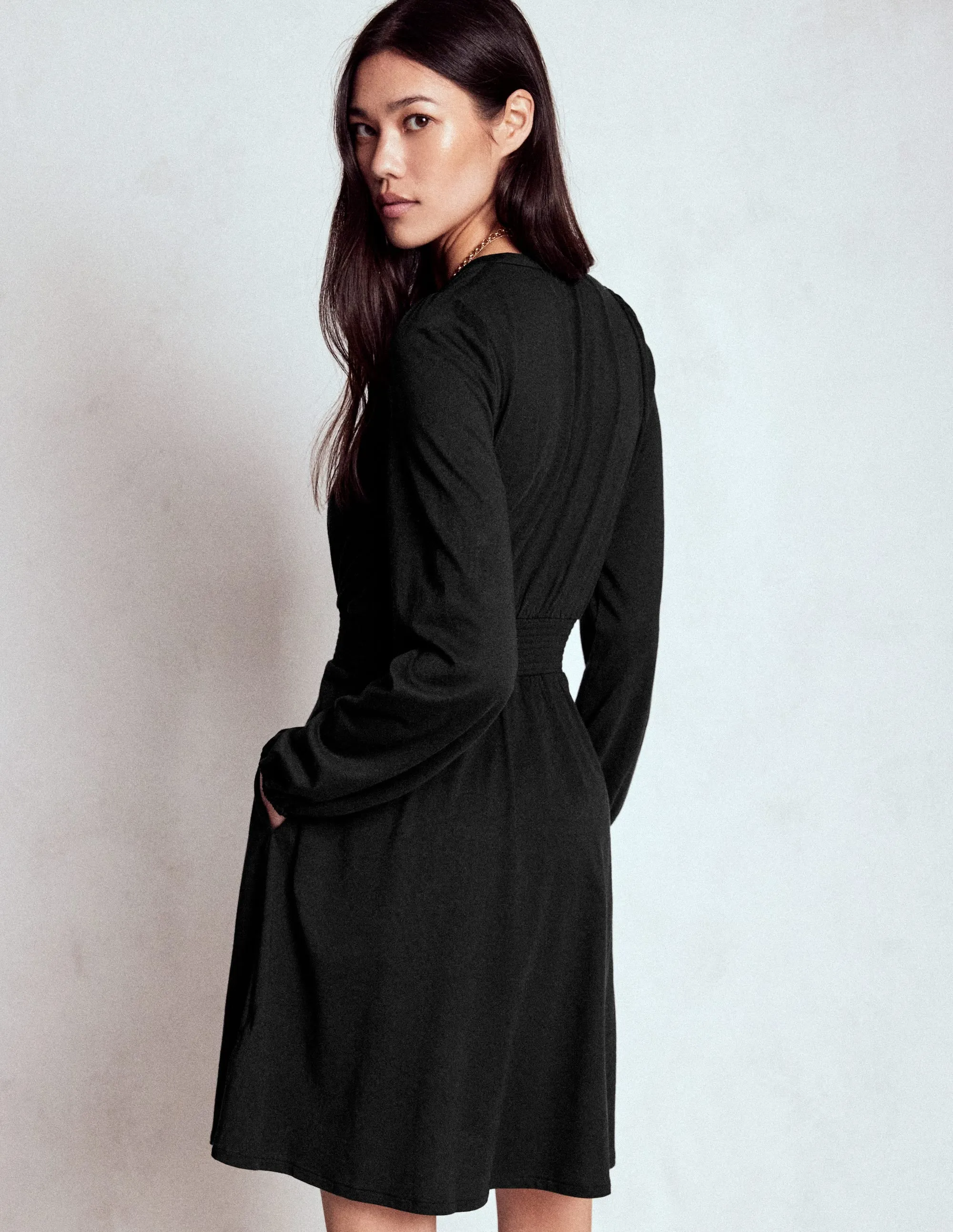 Sarah Short Jersey Dress-Black Hot Warm Pose Glow