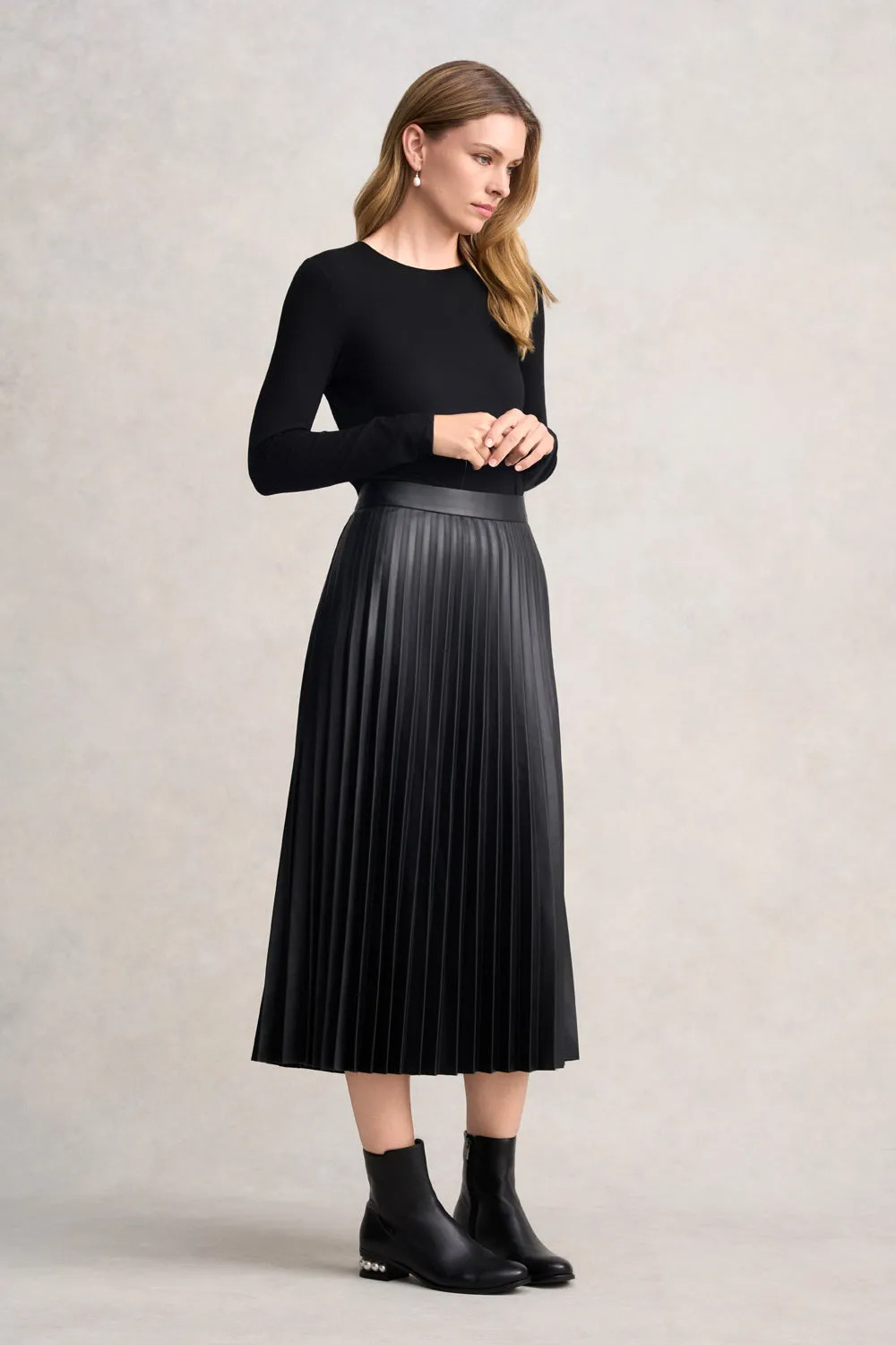 Pleated Faux Leather Skirt - Black Performance Outfit