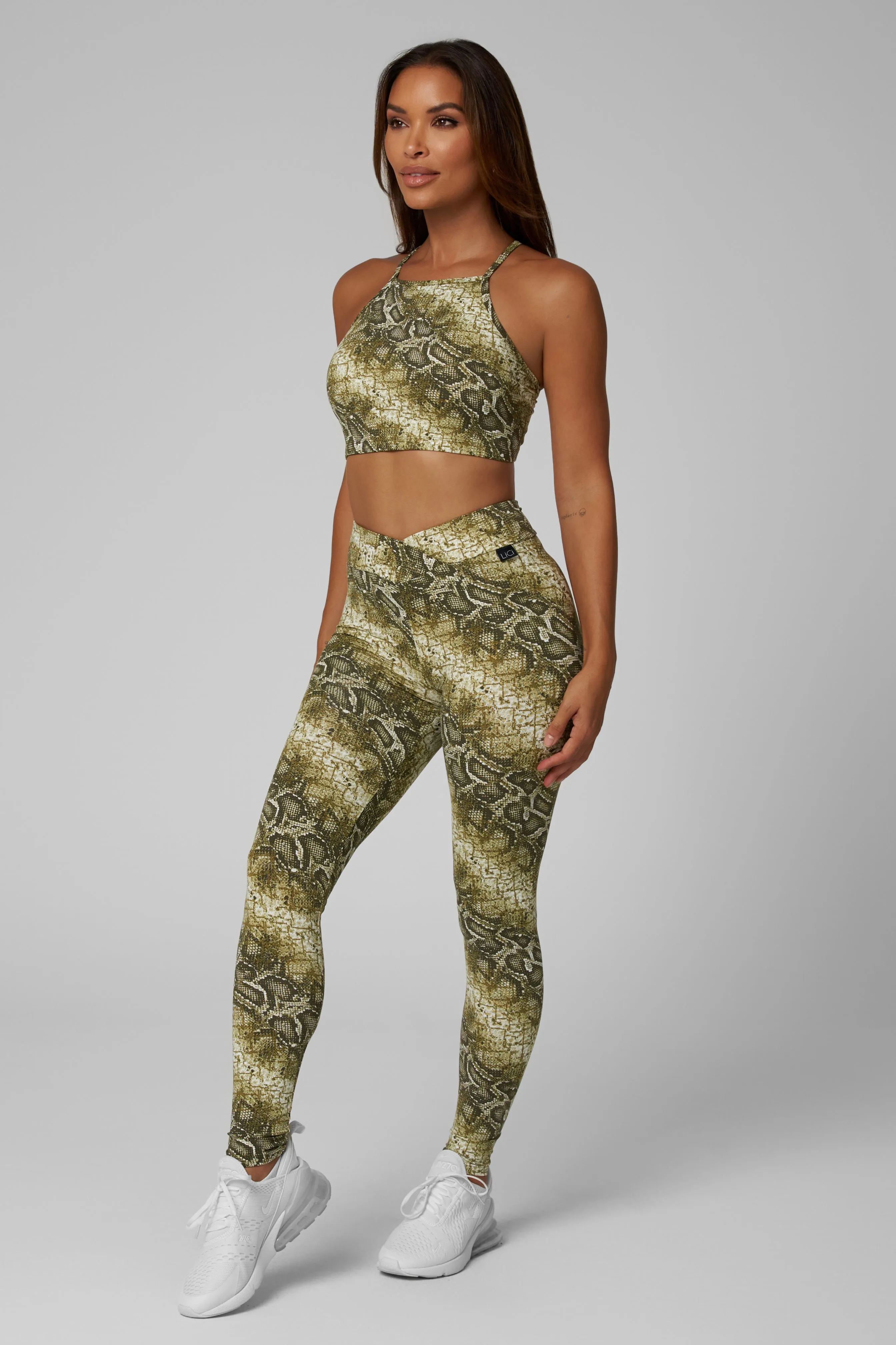 Abundance V-Cut Scrunch Legging Universal Clasp Mechanism Antibacterial lining