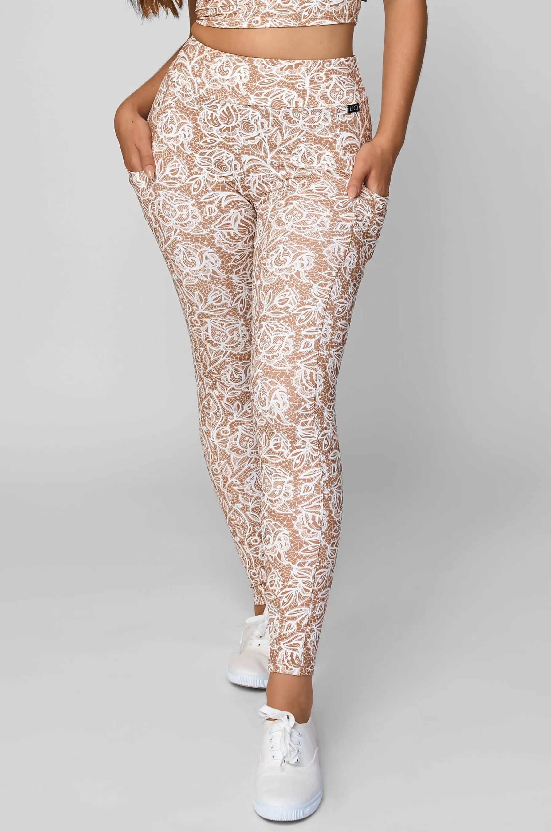 SustainableCertified Smooth Edge Binding Capri Pocket Legging