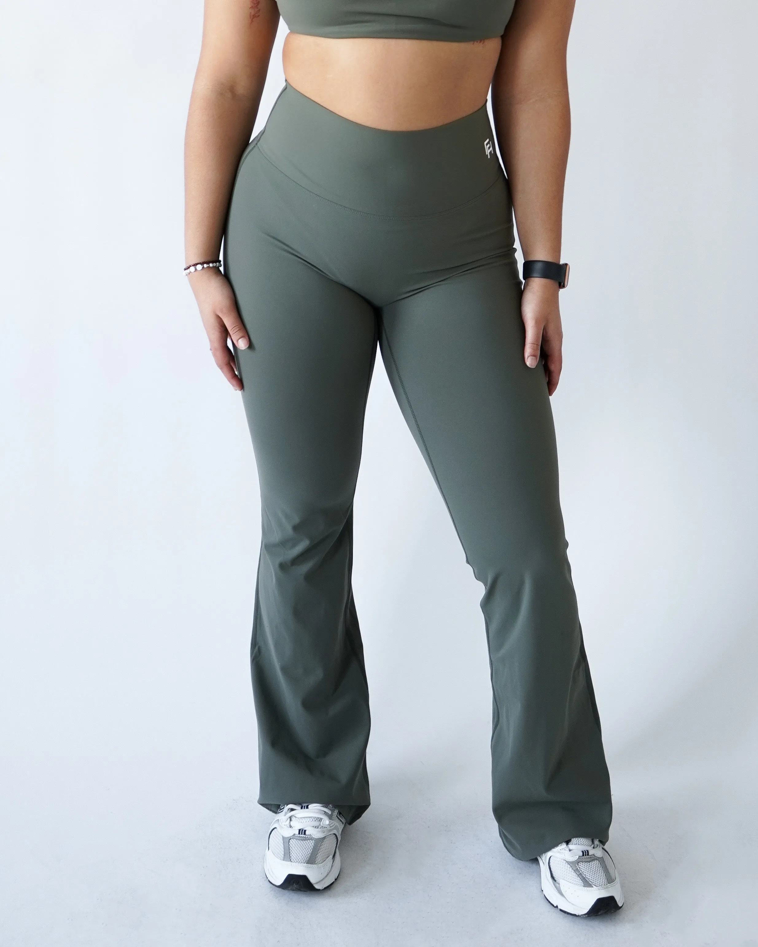 Smooth Waist Outdoor Lover Eco Friendly Performance Flare Leggings - Olive