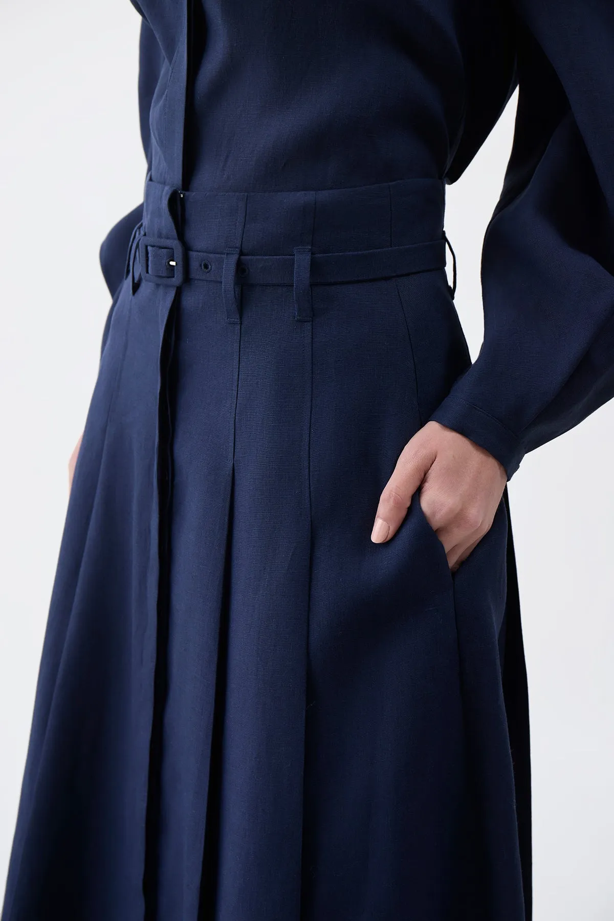 HypoallergenicFabric FourWayStretch Dugald Pleated Midi Skirt in Navy Aloe Linen