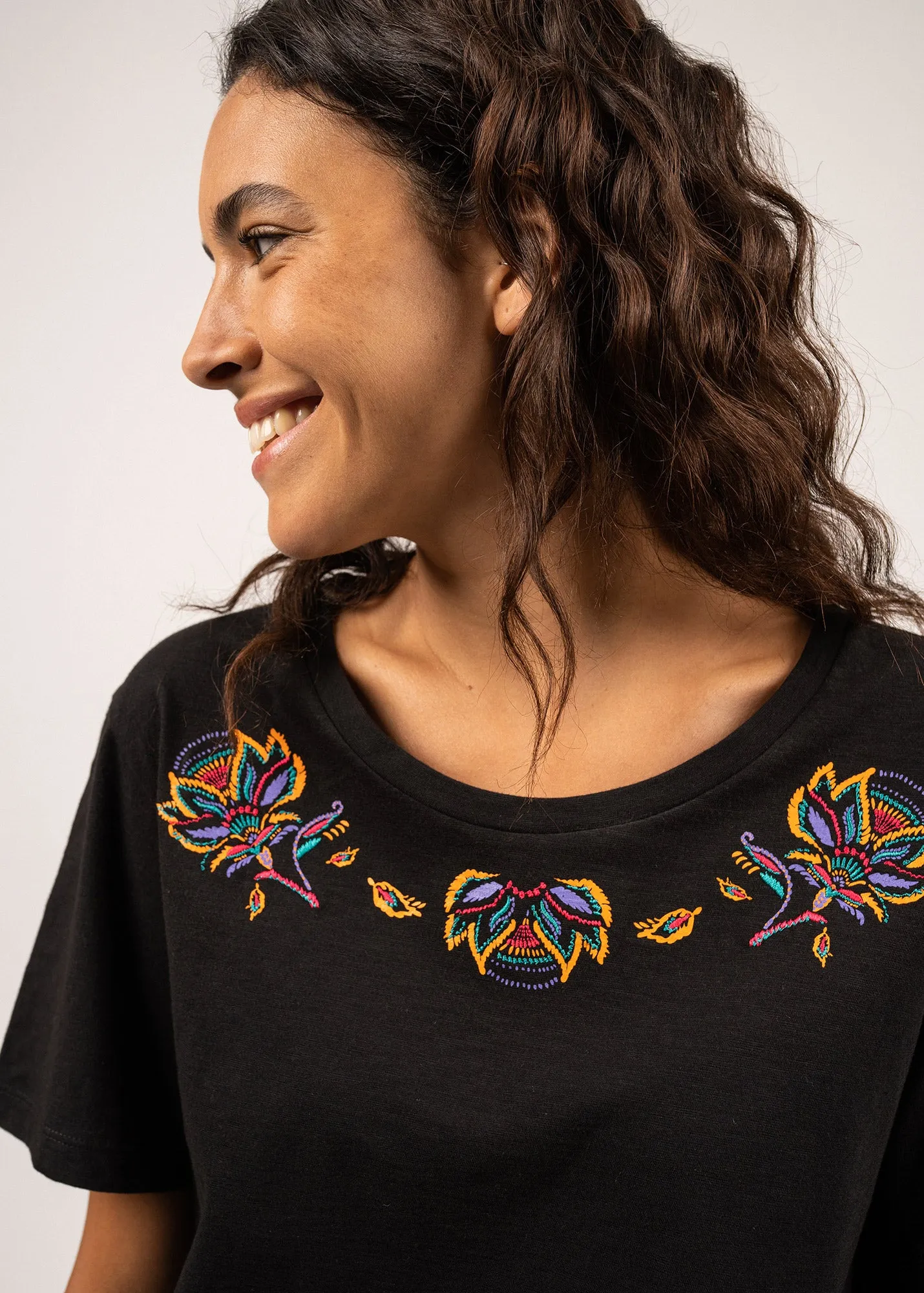 SHANON - Tee with Embroidered Floral Motif | 100% Pima Cotton (BLACK) Art Mood