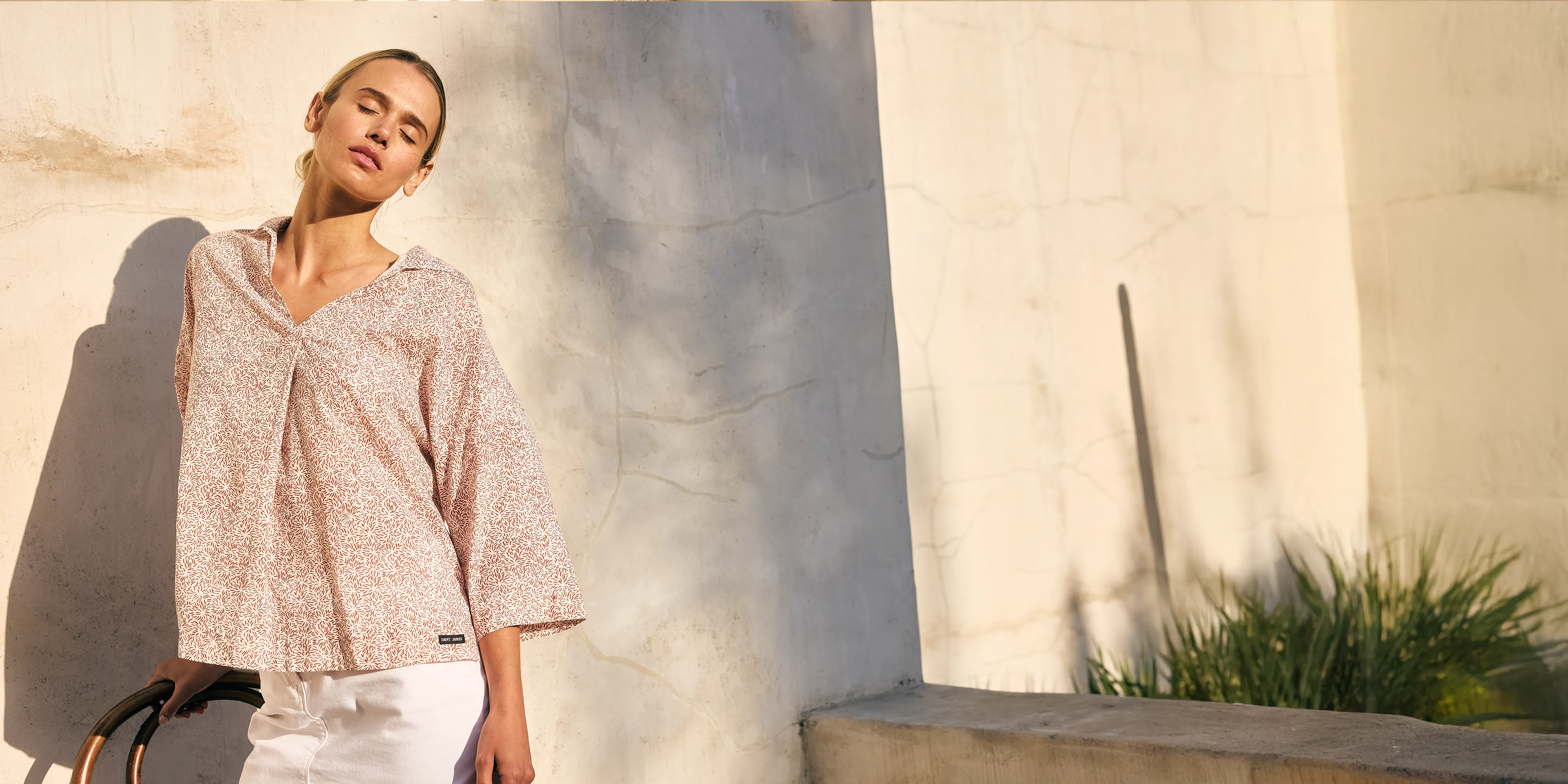 AdaptiveFit London Edge TORY - Popover Blouse with Gathered Neckline and Flared Sleeves (WHITE / TERRACOTTA)