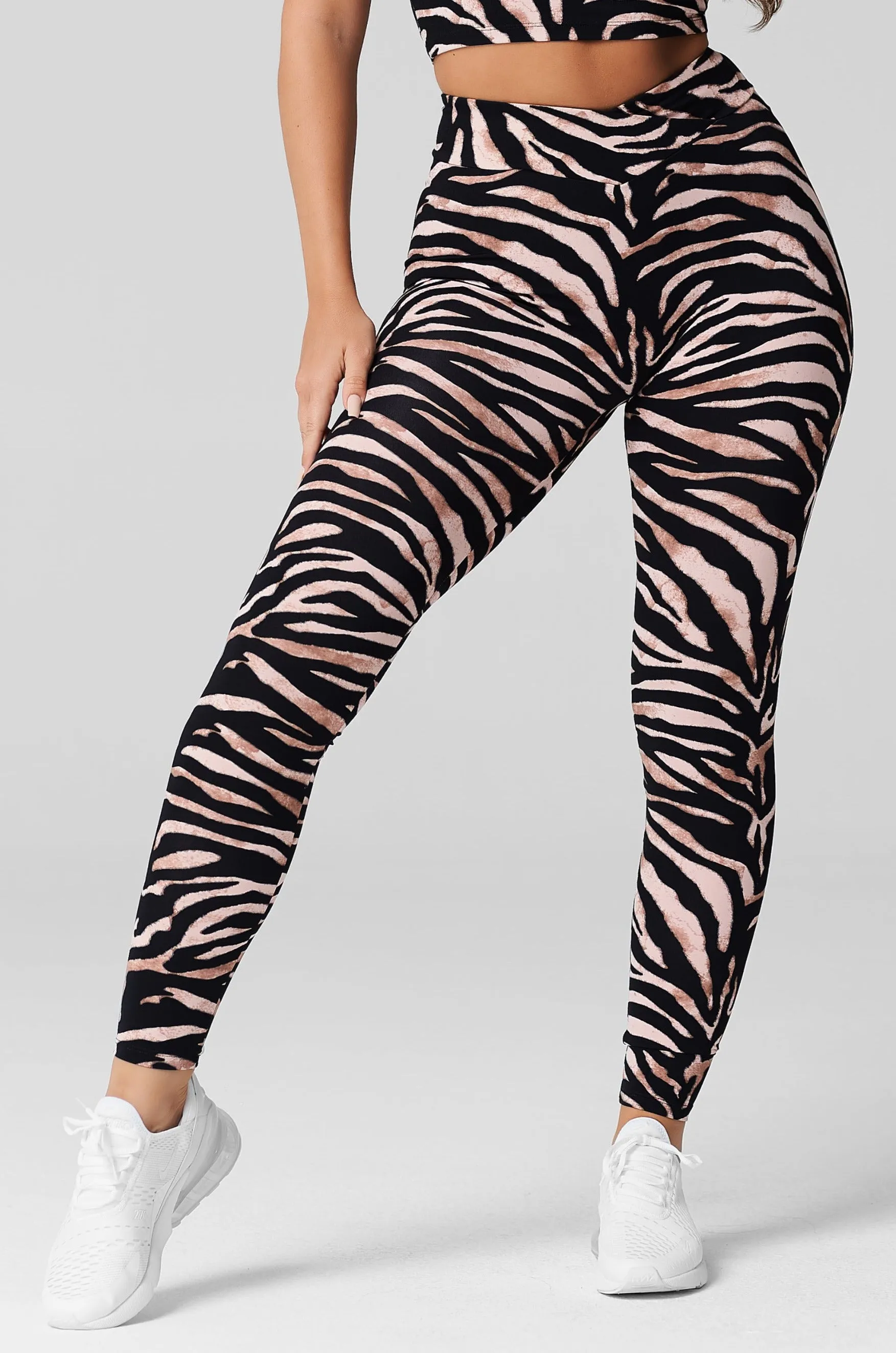 SweatAbsorbingTexture Training Fit Unleashed V-Cut Scrunch Legging
