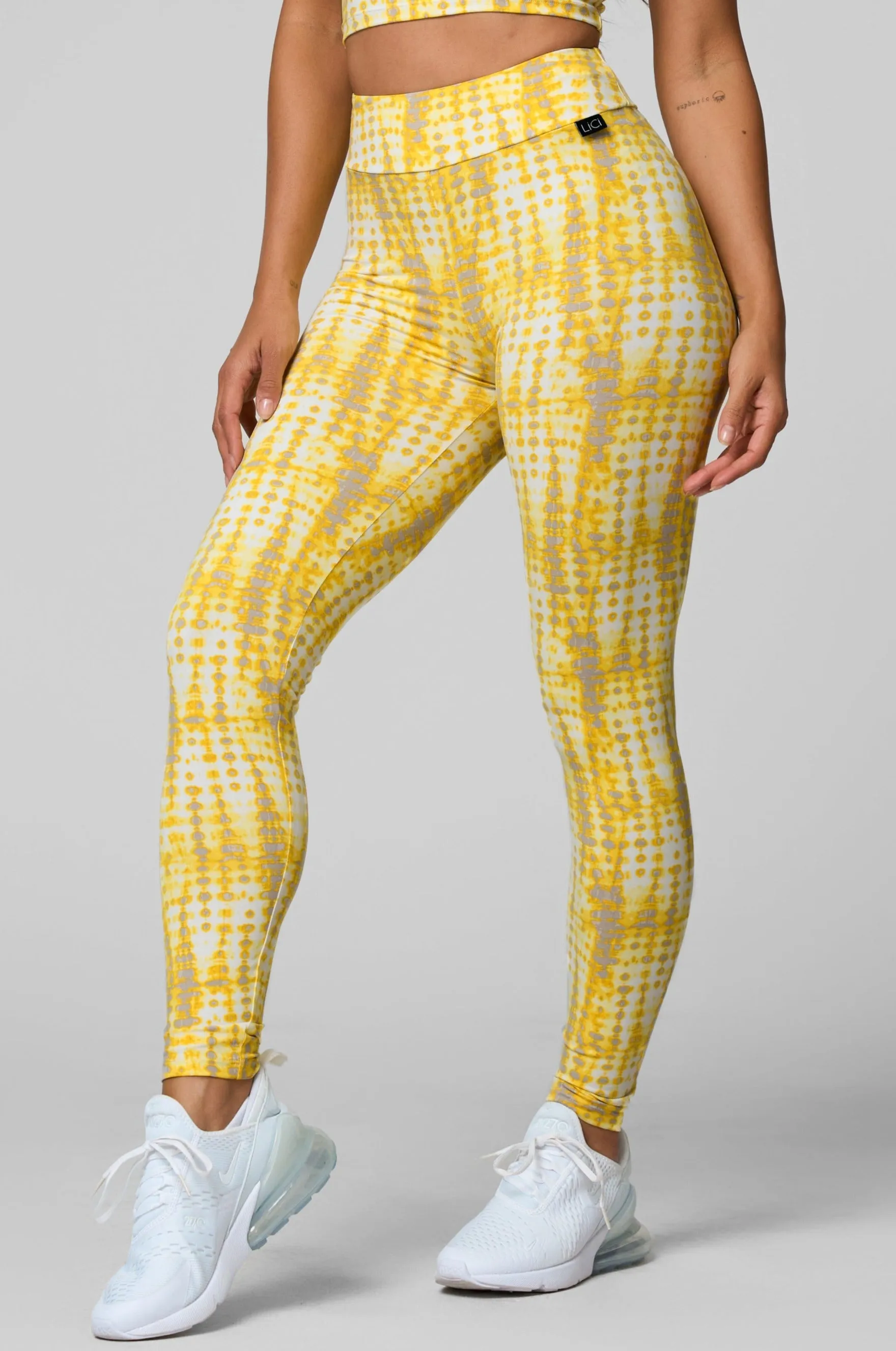 MachineWashable StretchPaneling Elevate High Waist Scrunch Legging