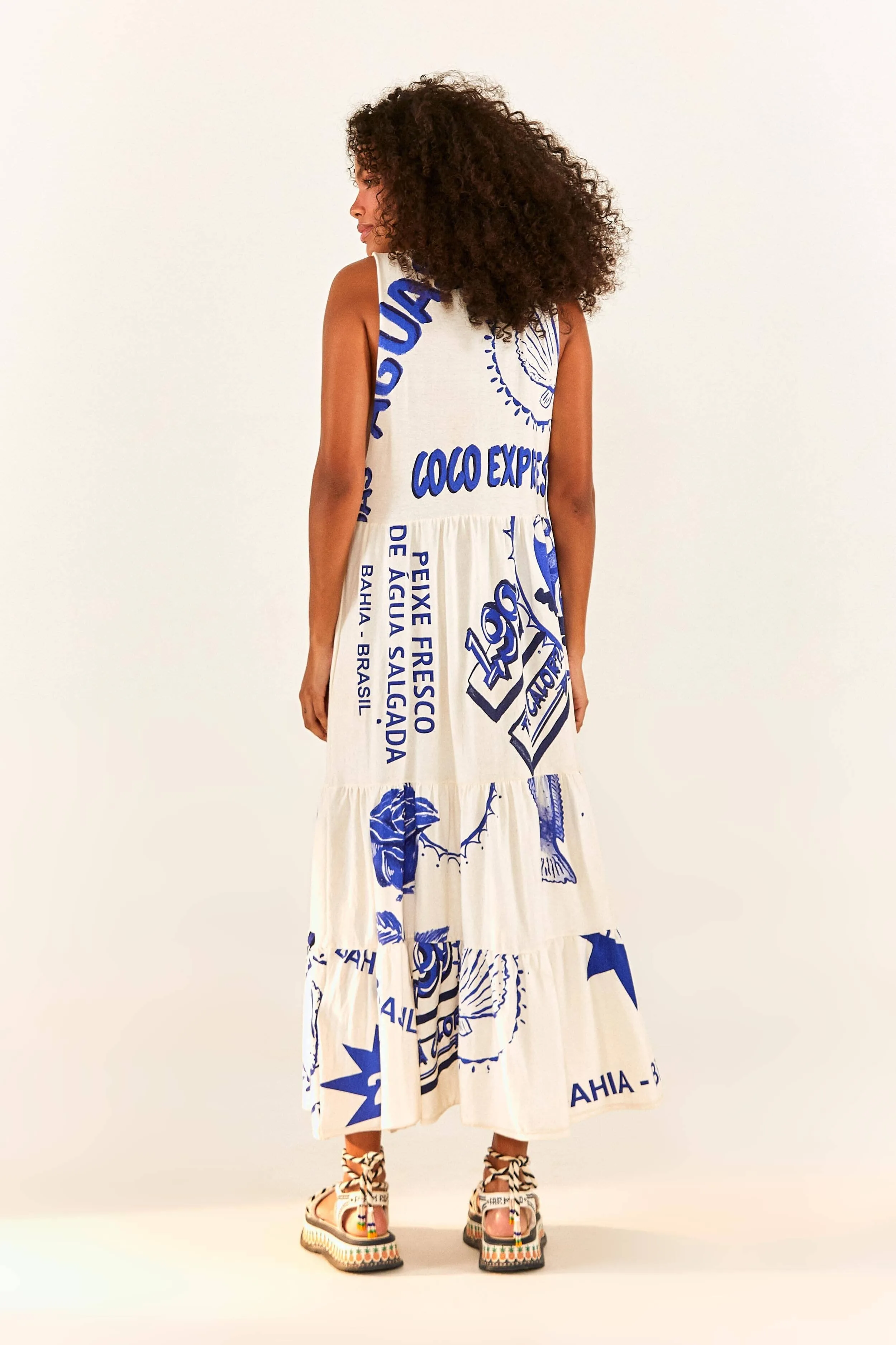 Light Glow The simple design of this dress ensures that it will never go out of style White Rainha Das Aguas T Shirt Dress